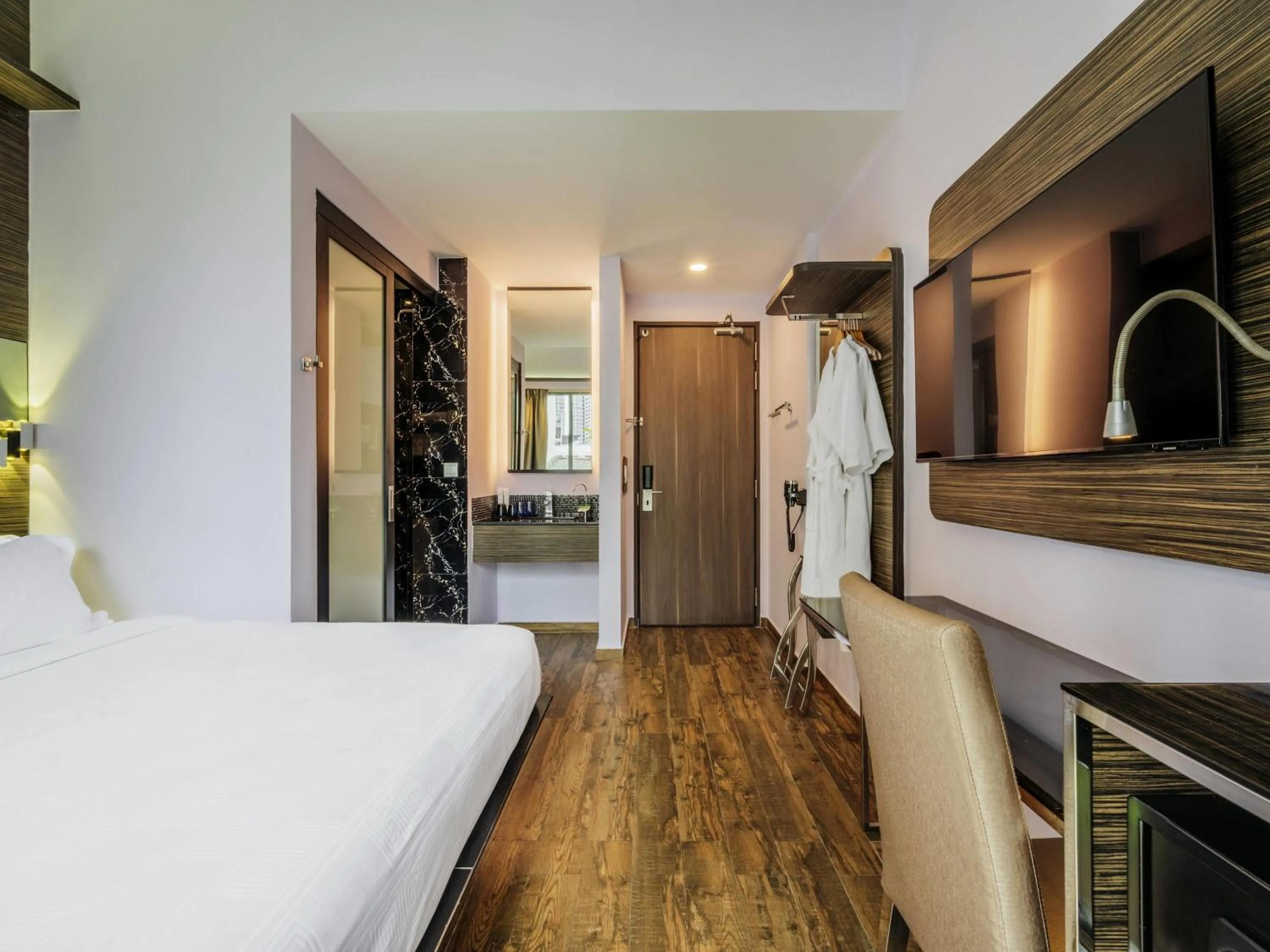 Bedroom, Bed in Mercure Singapore Tyrwhitt