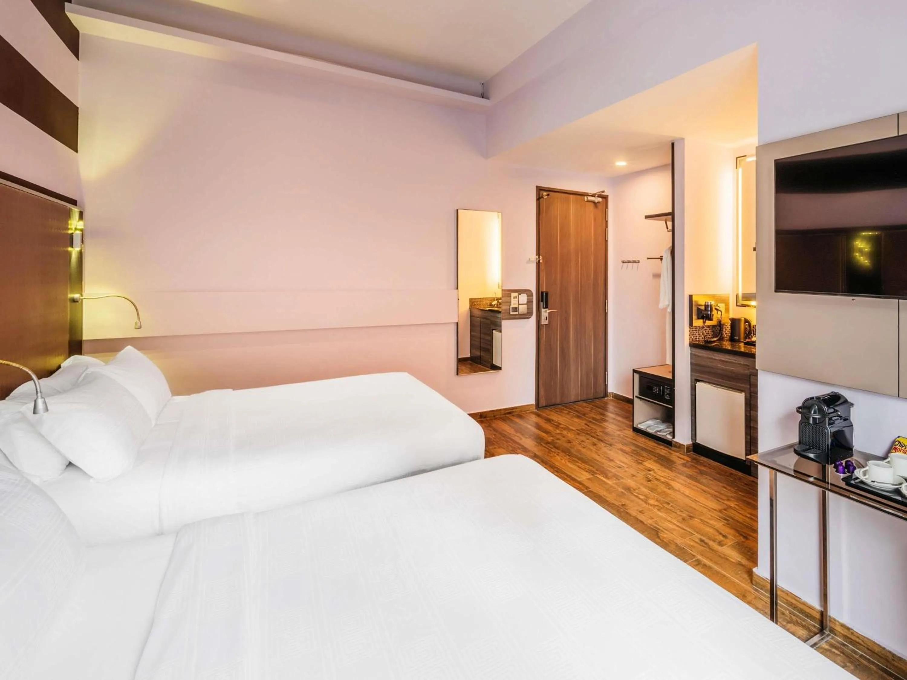 Bedroom, Bed in Mercure Singapore Tyrwhitt