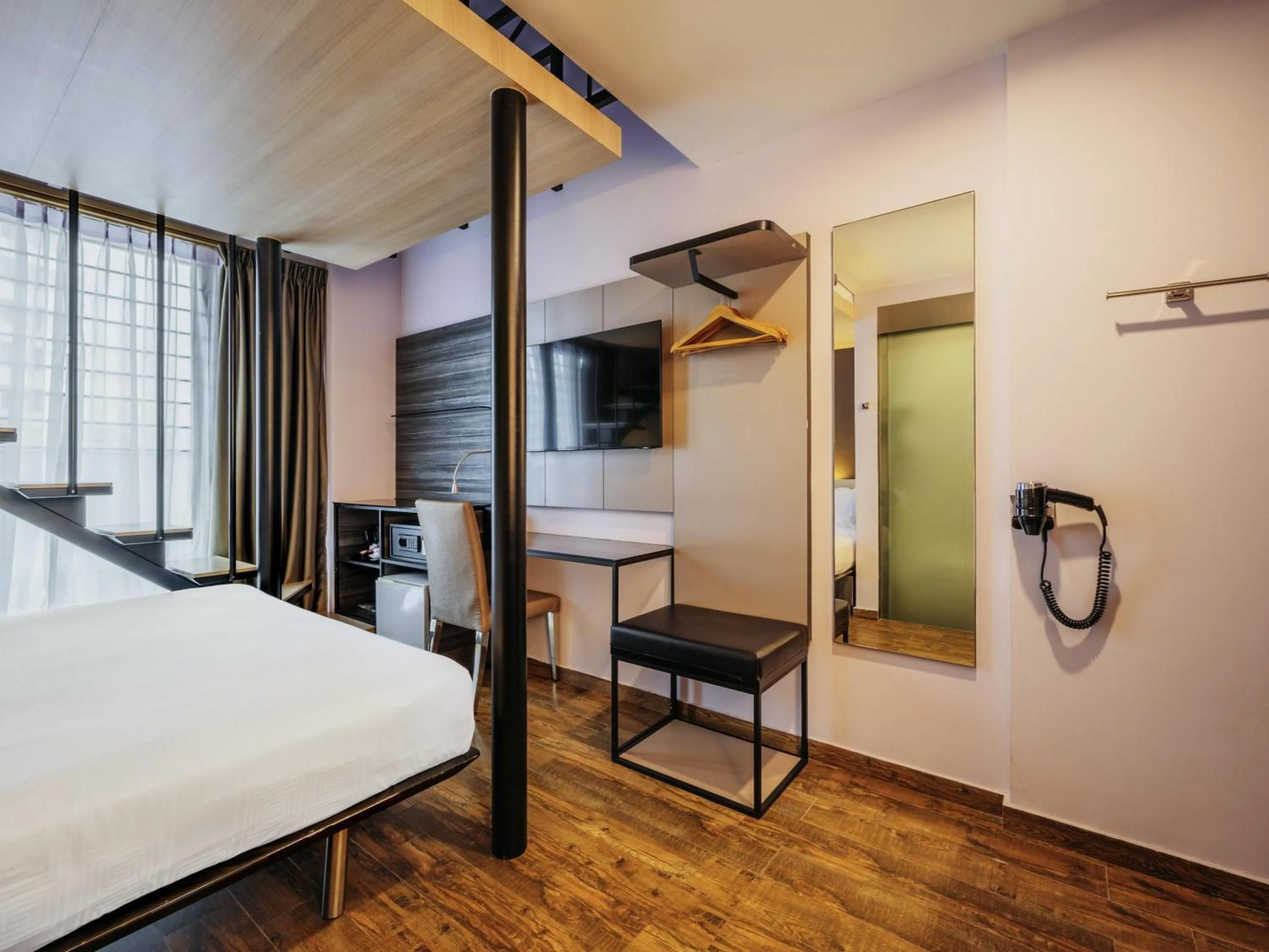 Bedroom, Bed in Mercure Singapore Tyrwhitt