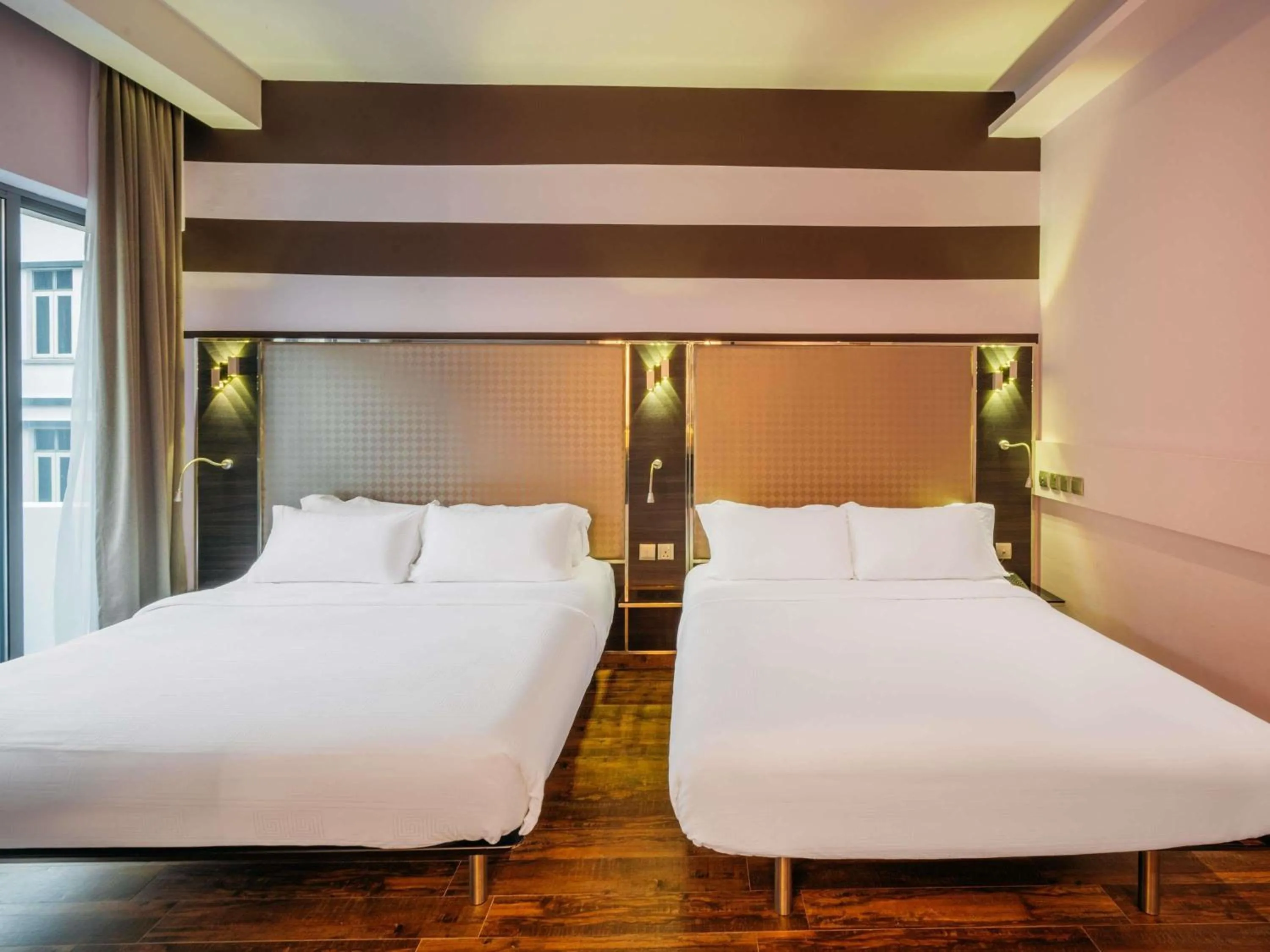 Bedroom, Bed in Mercure Singapore Tyrwhitt