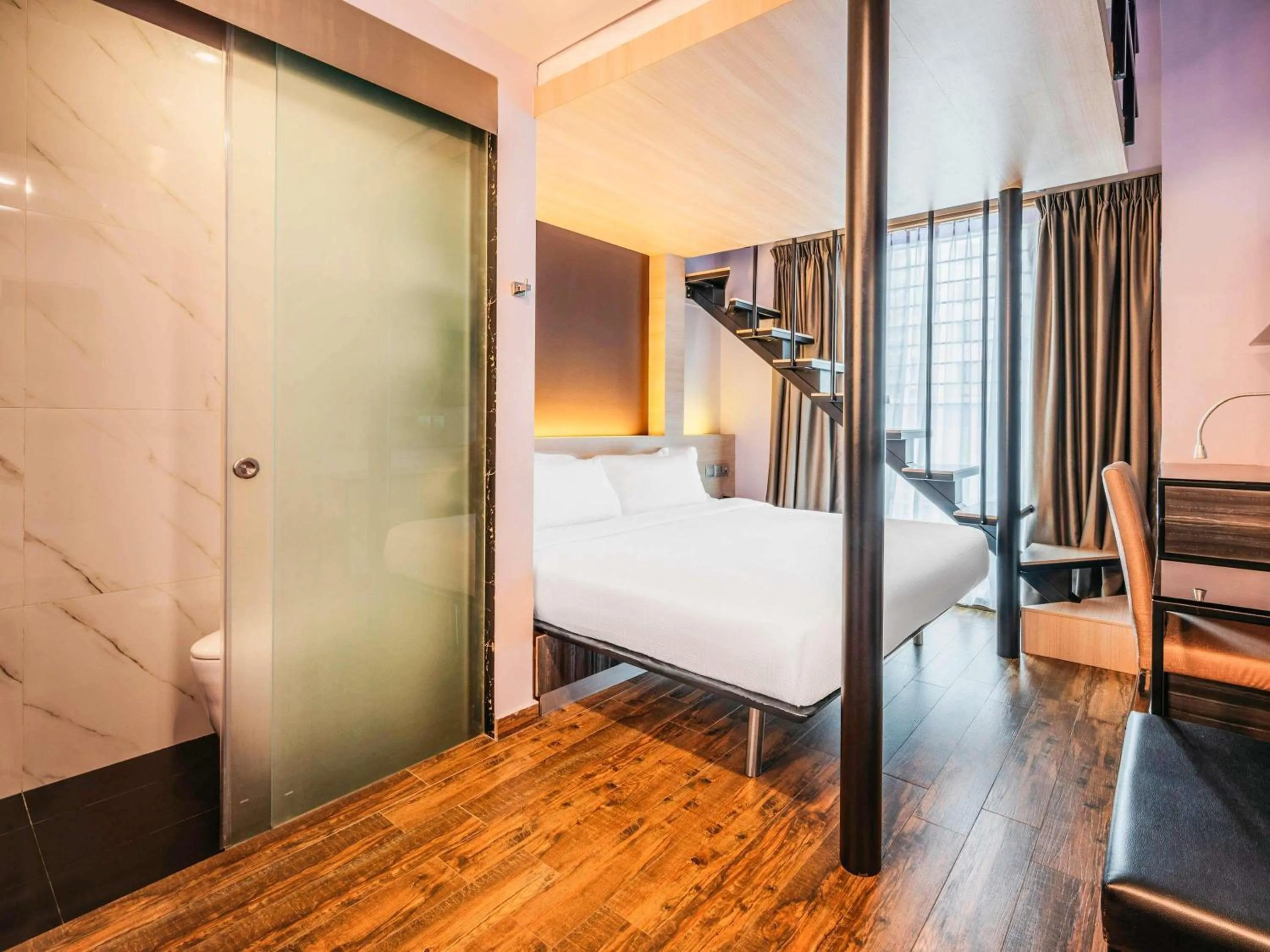 Bedroom, Bed in Mercure Singapore Tyrwhitt
