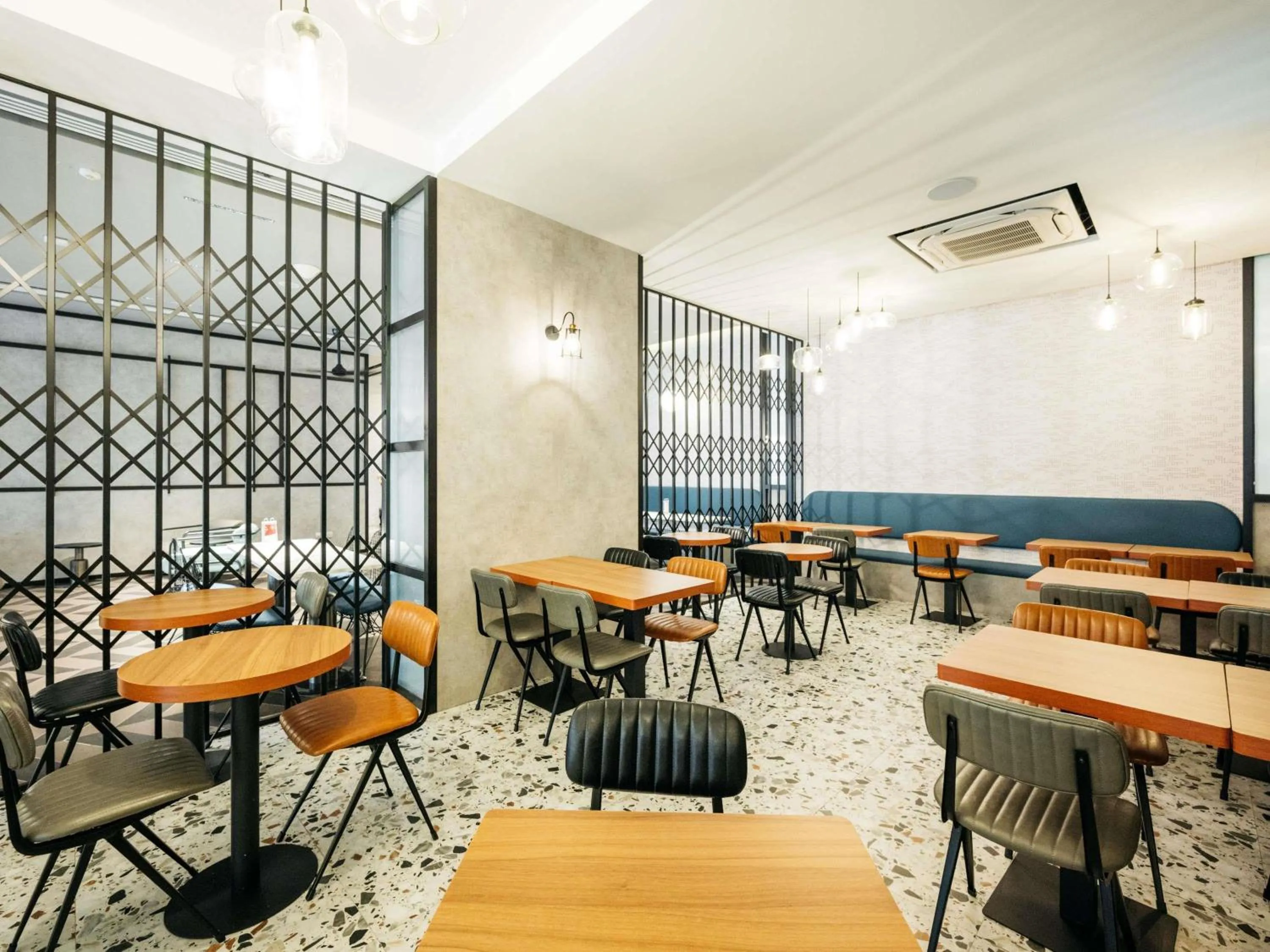 Restaurant/places to eat in Mercure Singapore Tyrwhitt