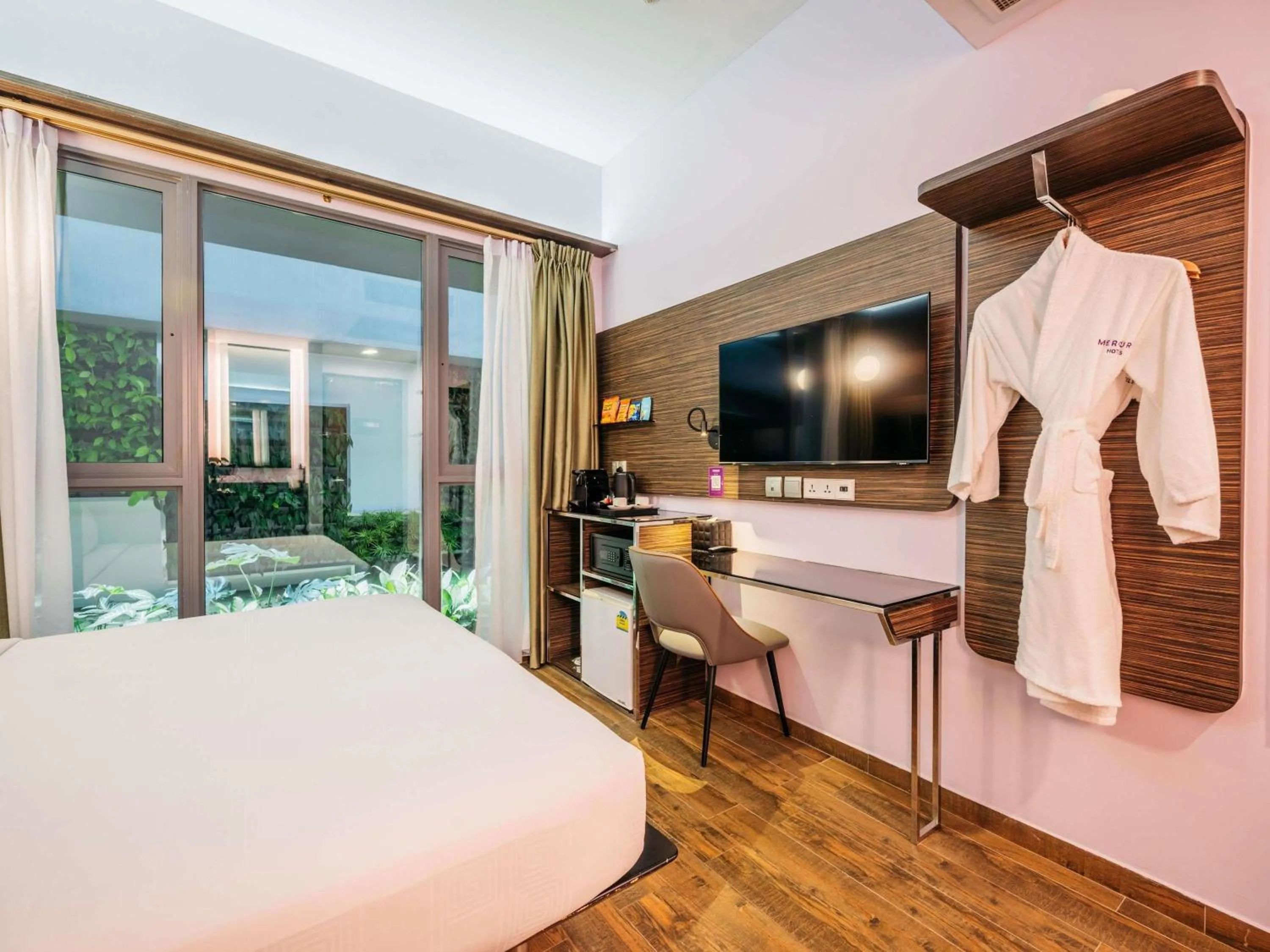 Bedroom, Bed in Mercure Singapore Tyrwhitt