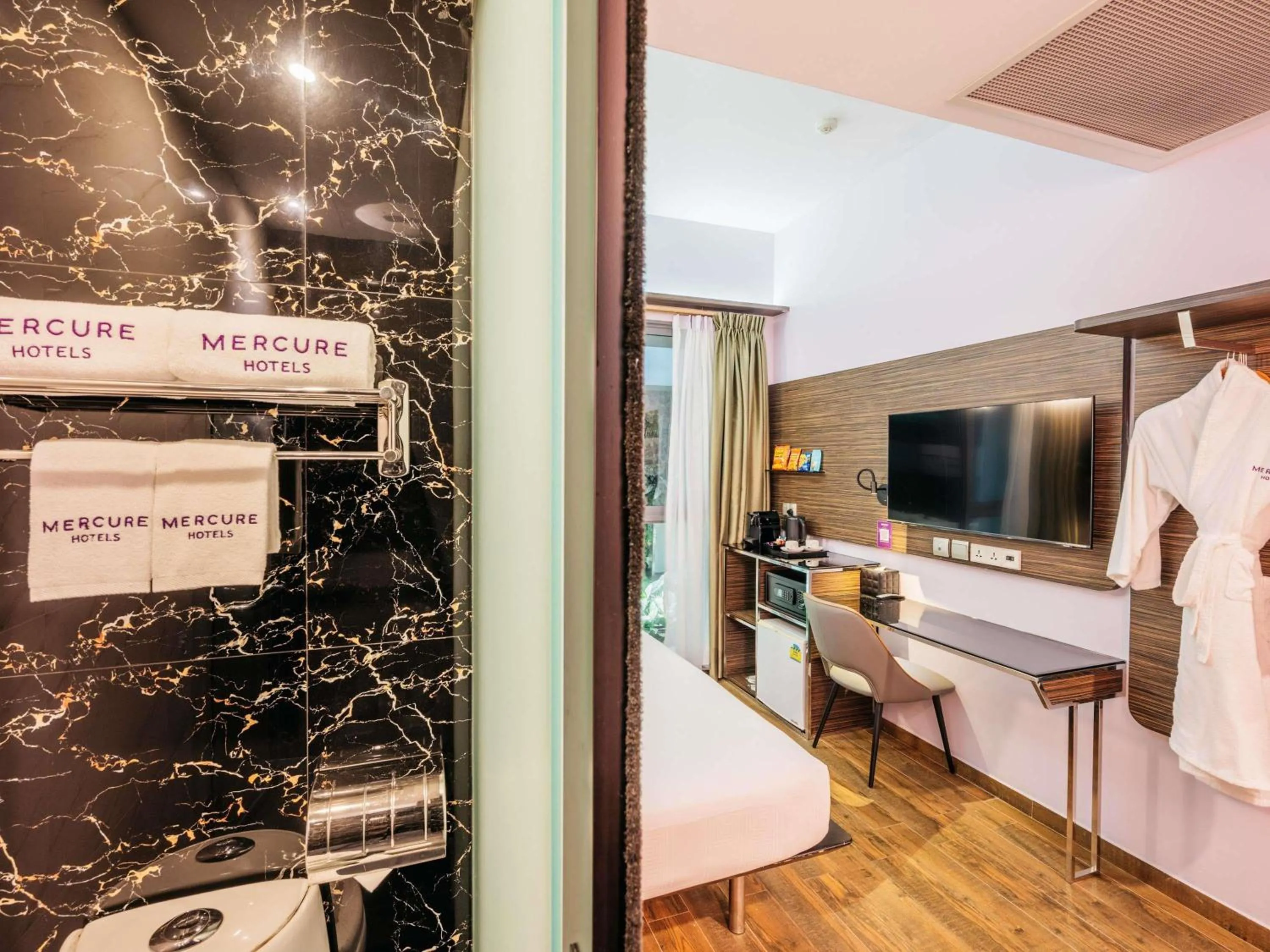 Bedroom in Mercure Singapore Tyrwhitt