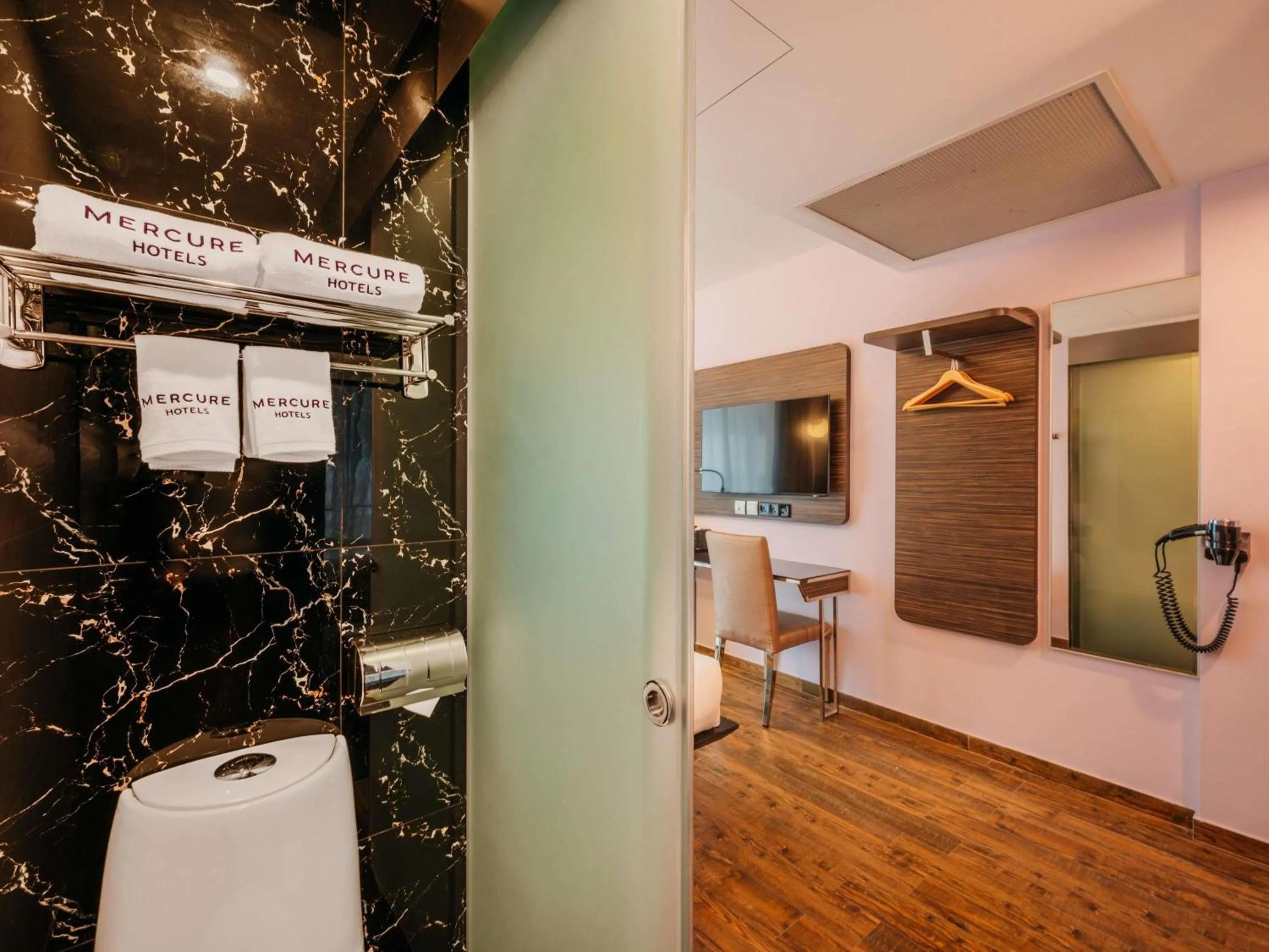 Bedroom in Mercure Singapore Tyrwhitt