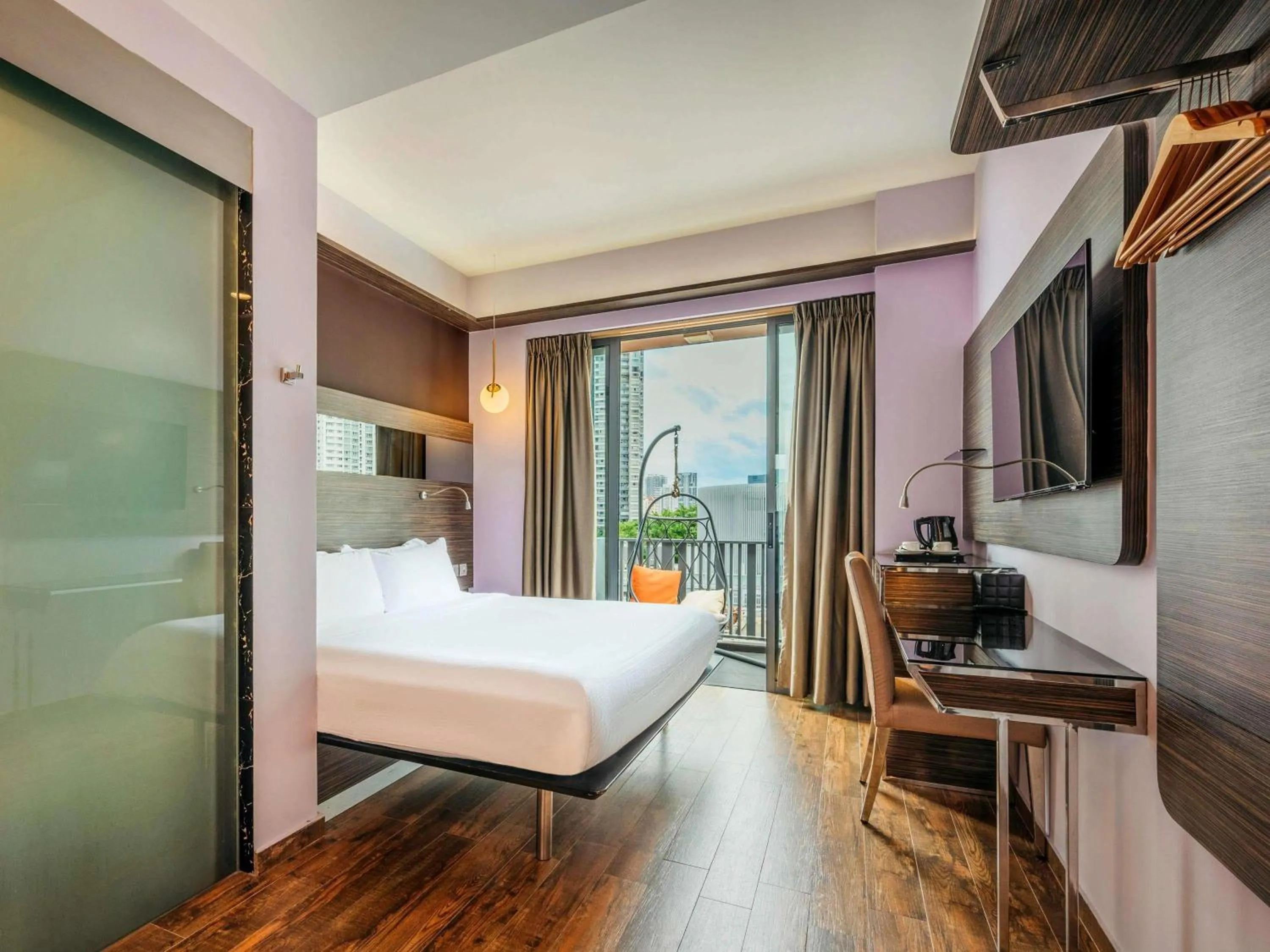 Bedroom, Bed in Mercure Singapore Tyrwhitt