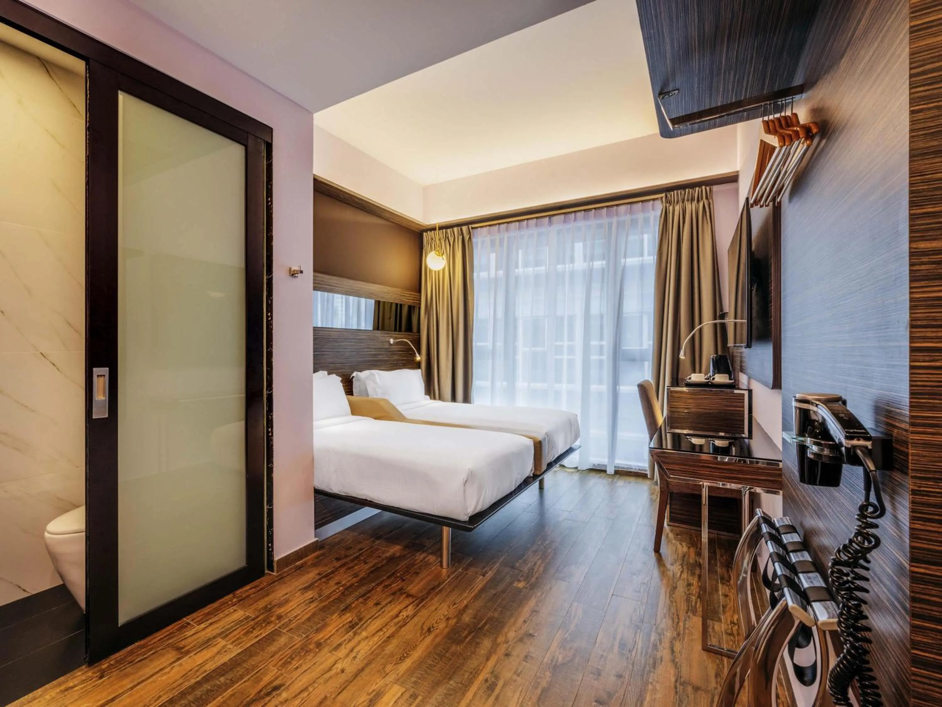 Bedroom, Bed in Mercure Singapore Tyrwhitt