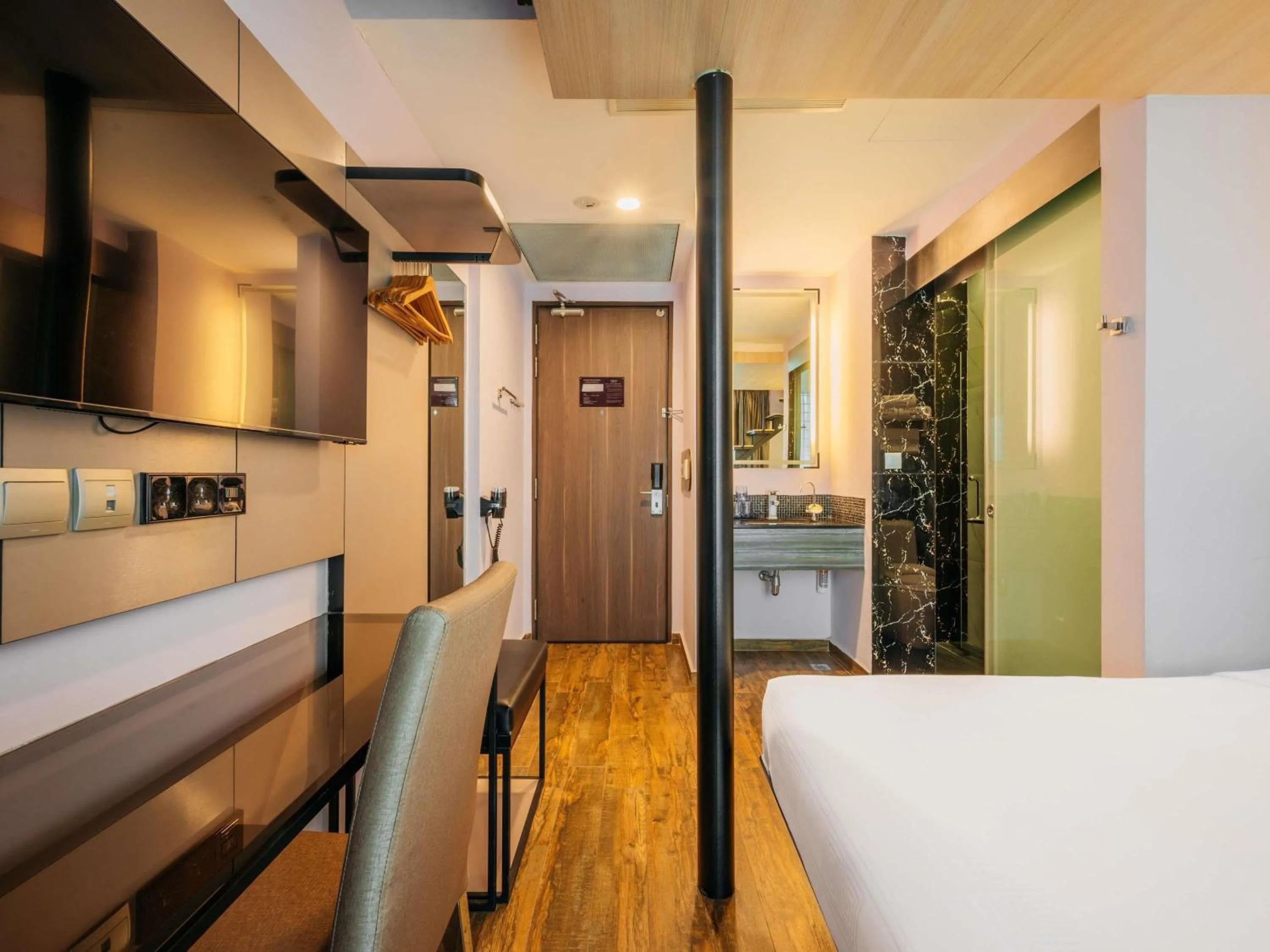 Bedroom, Bed in Mercure Singapore Tyrwhitt