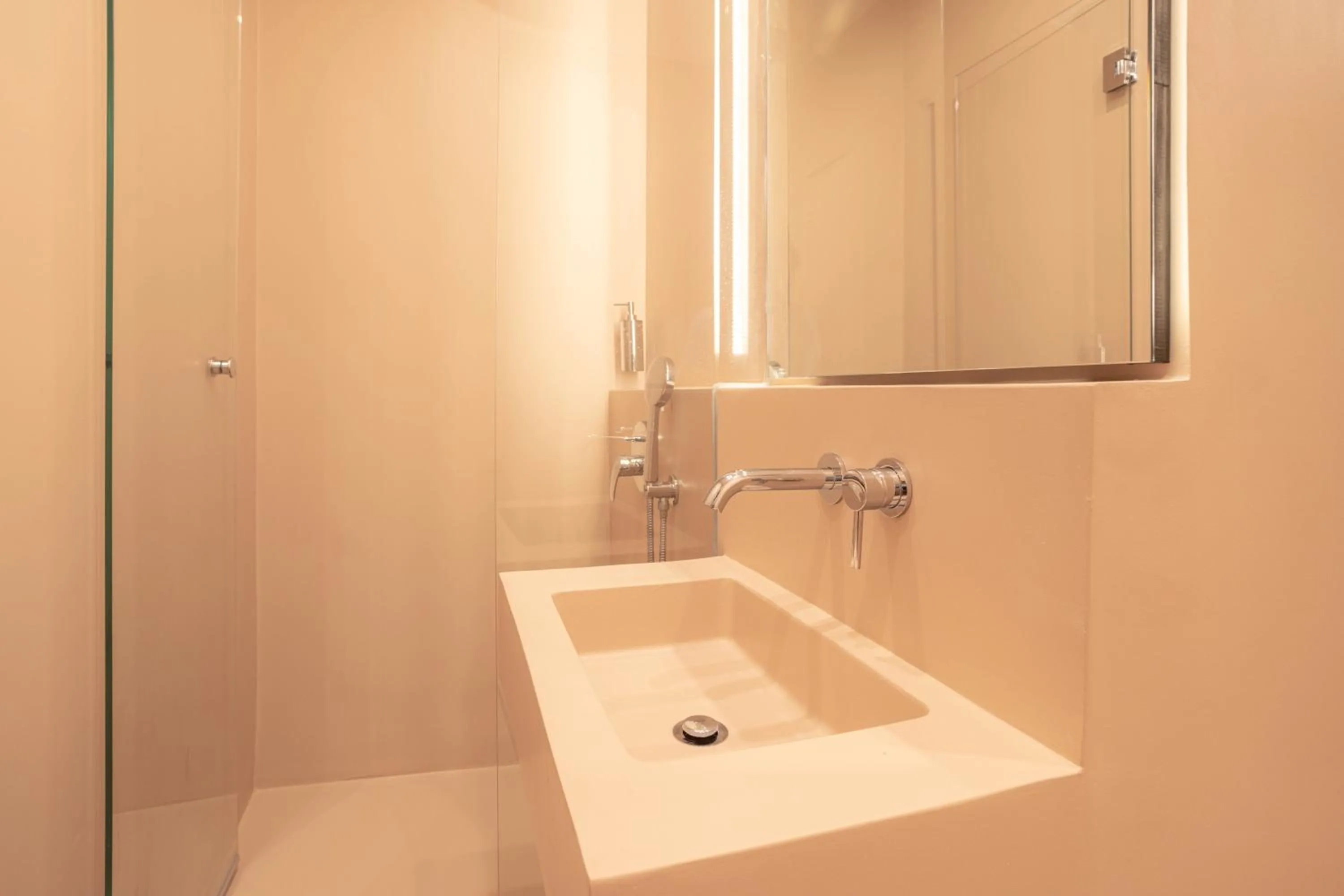 Shower in Hostal Sol y K