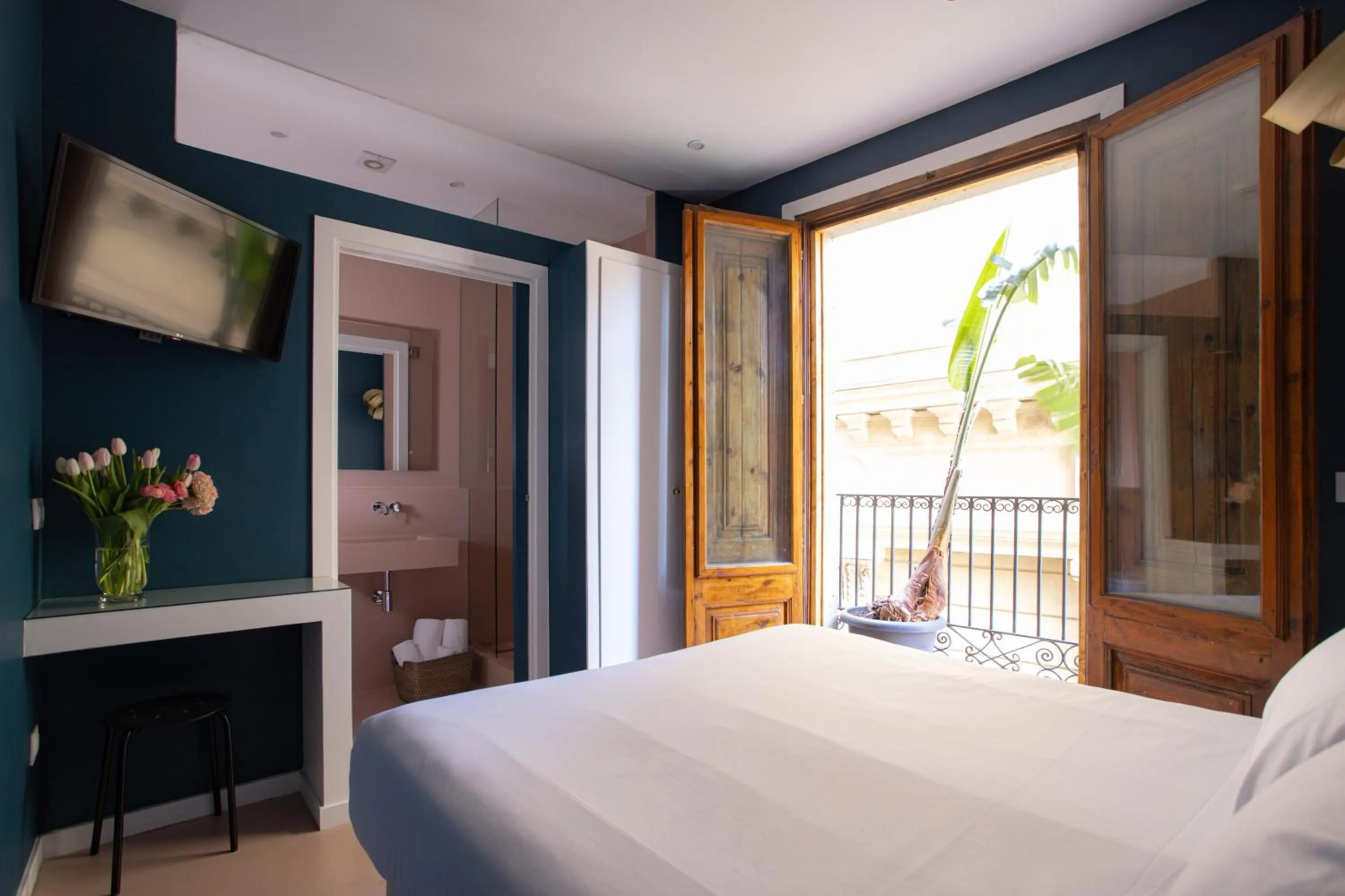 Shower, Bed in Hostal Sol y K