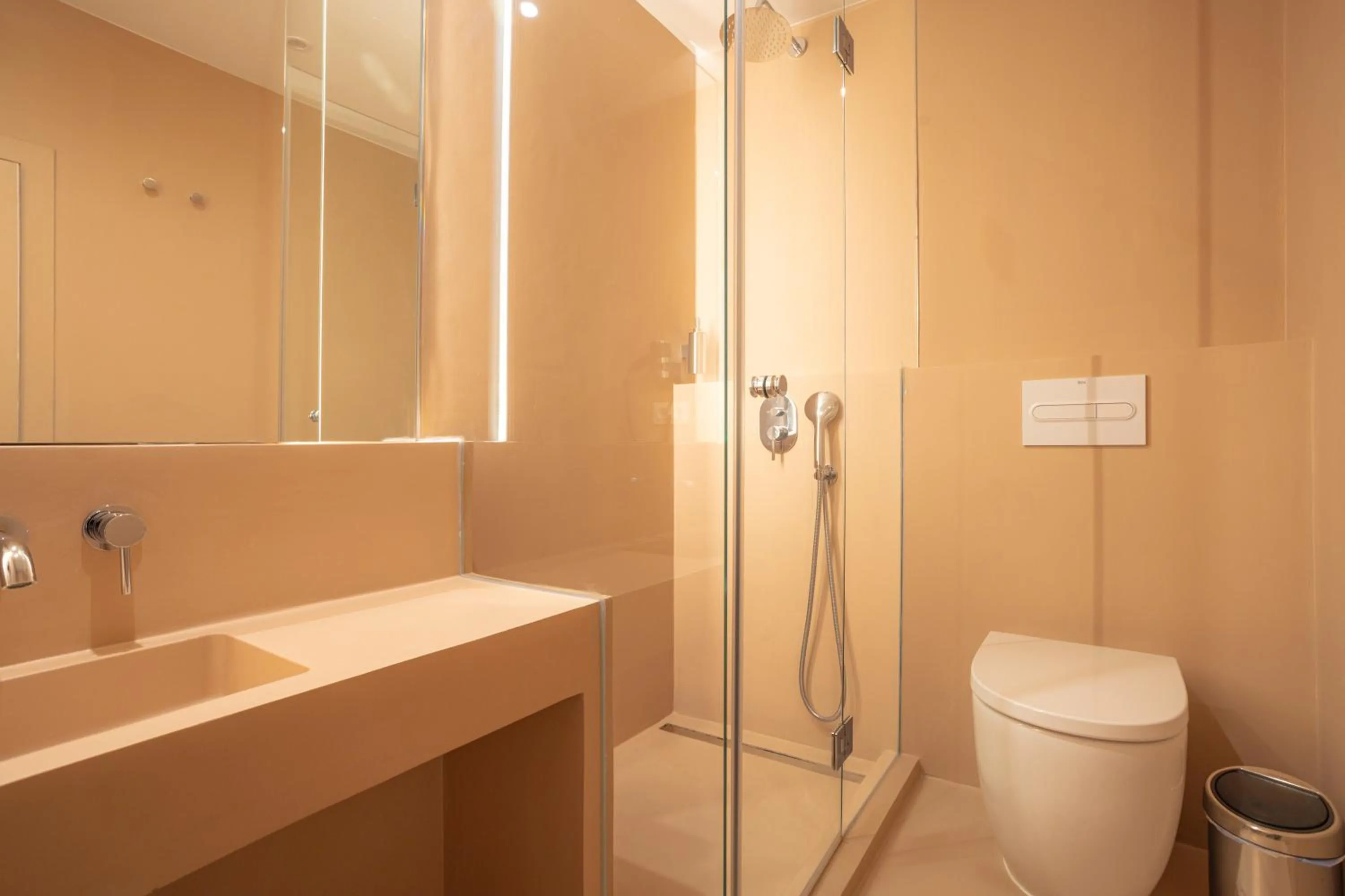 Shower in Hostal Sol y K