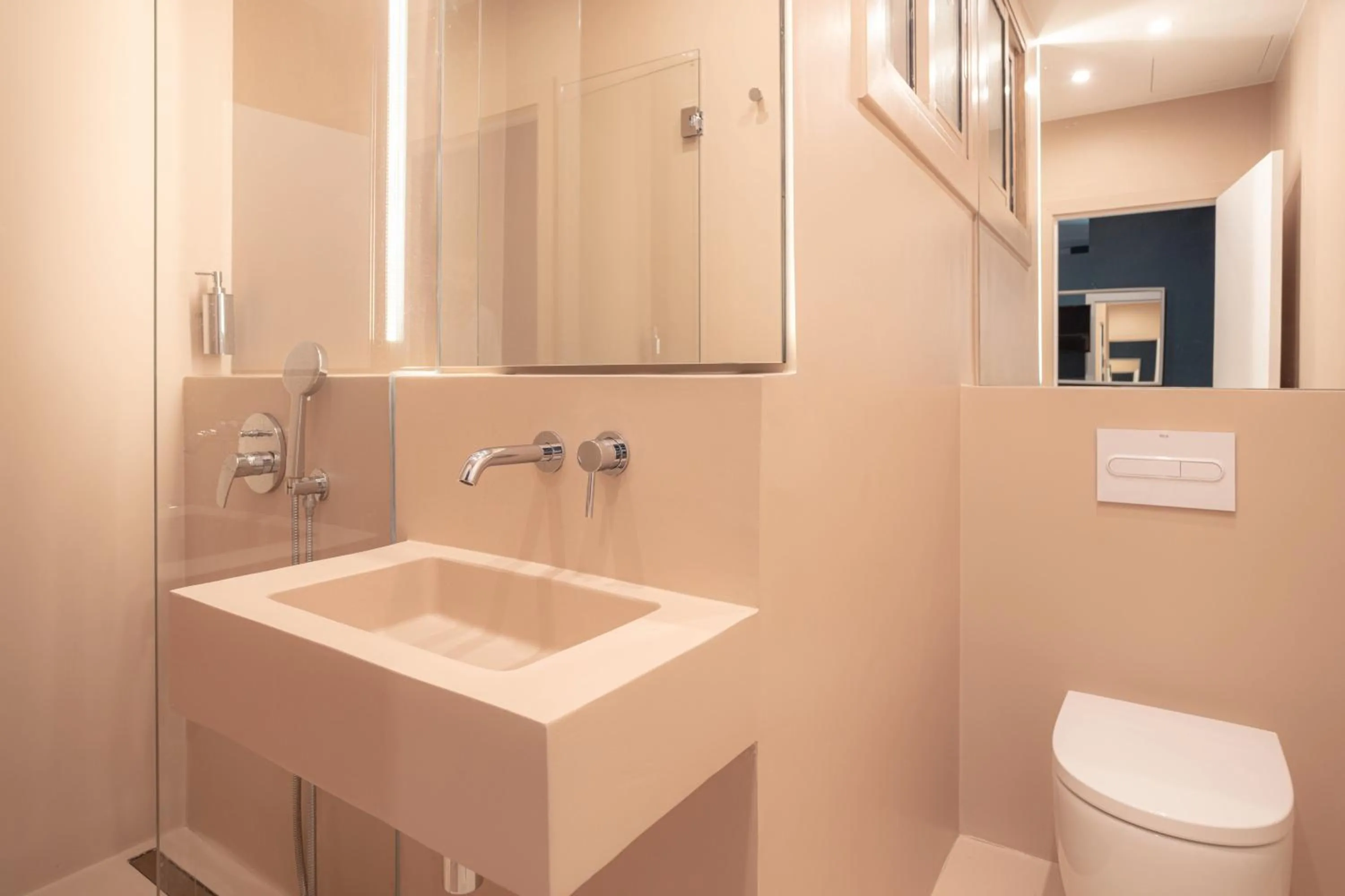 Shower in Hostal Sol y K