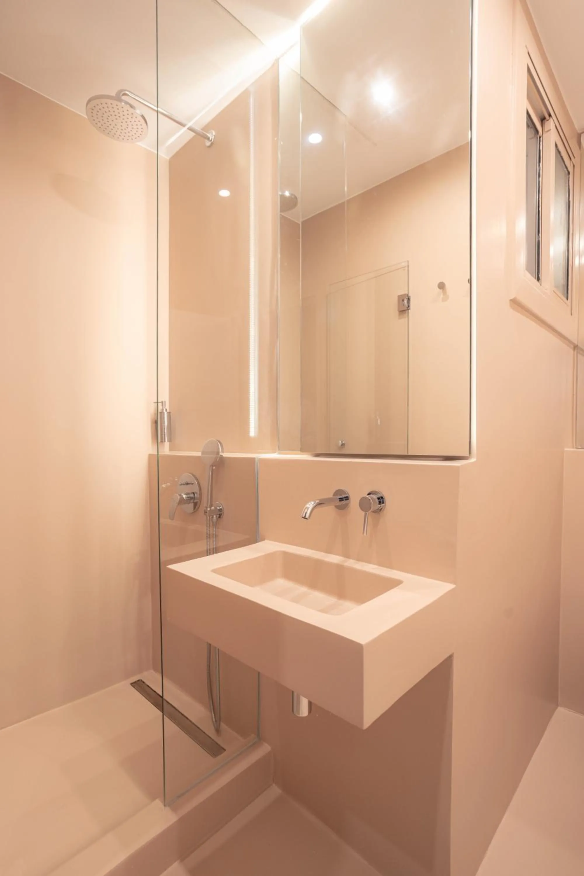 Shower in Hostal Sol y K