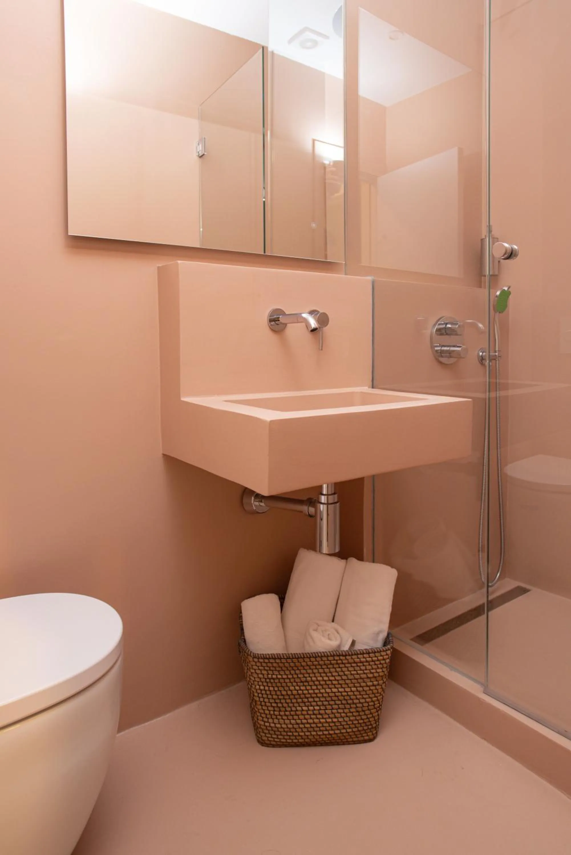Shower in Hostal Sol y K