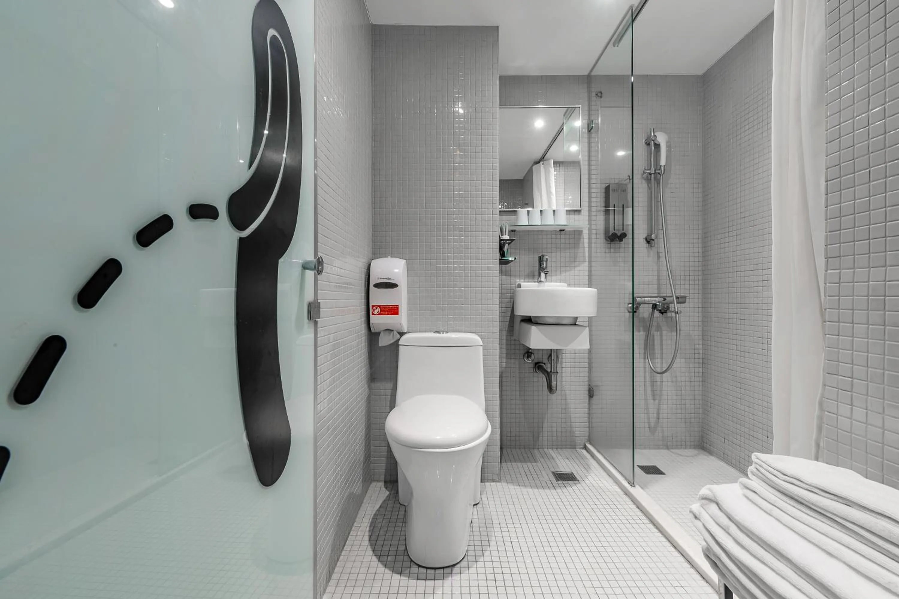 Shower in CHECK inn Express Kaohsiung Love River