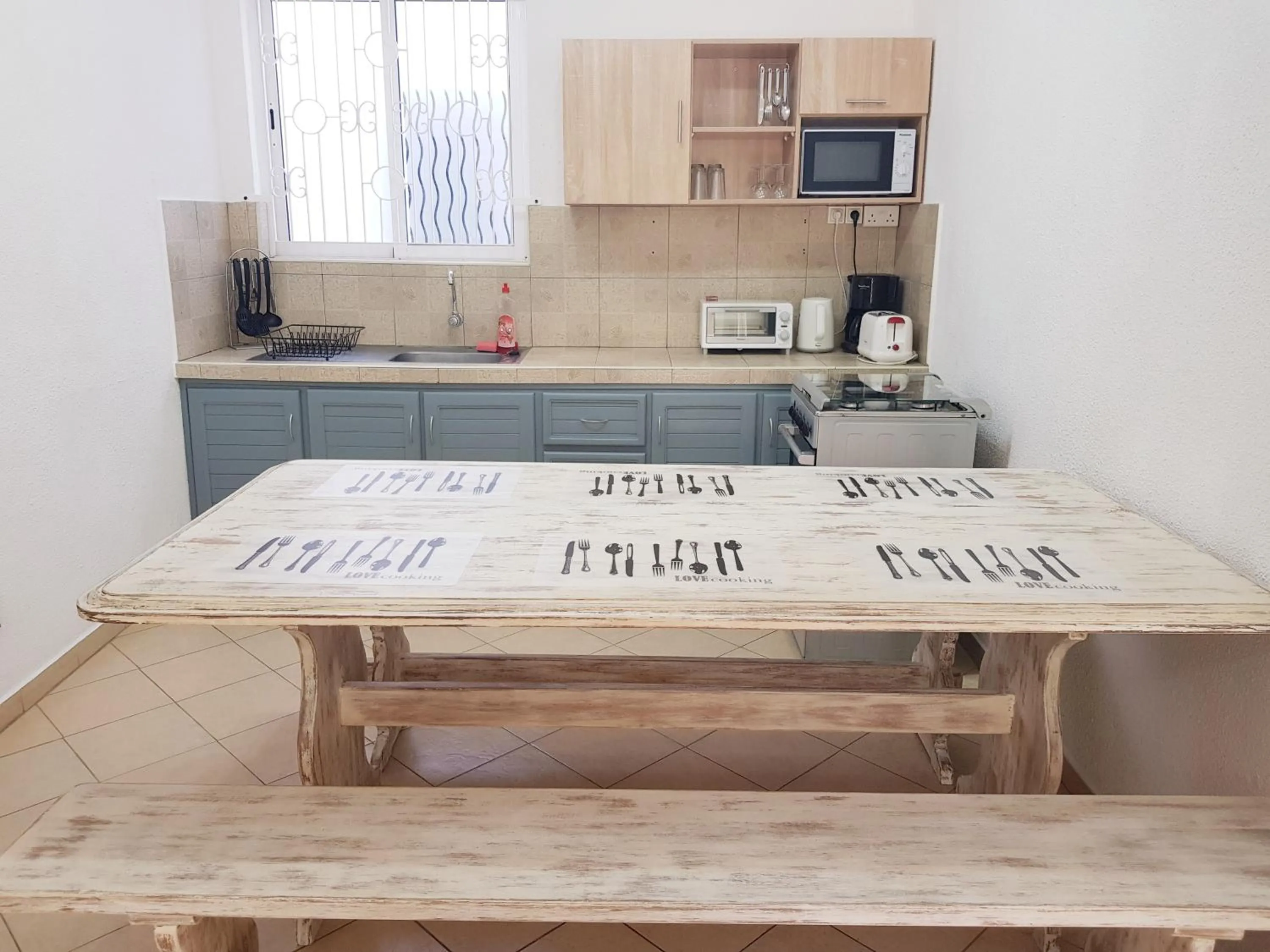 Kitchen or kitchenette in La Perla Holiday Apartments