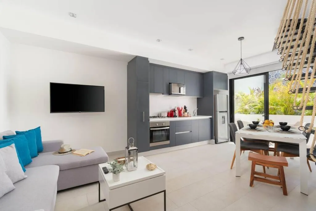 Communal lounge/ TV room in SunsetviewPH+PrivPool+Near Beach&Town+Rooftop+50mb