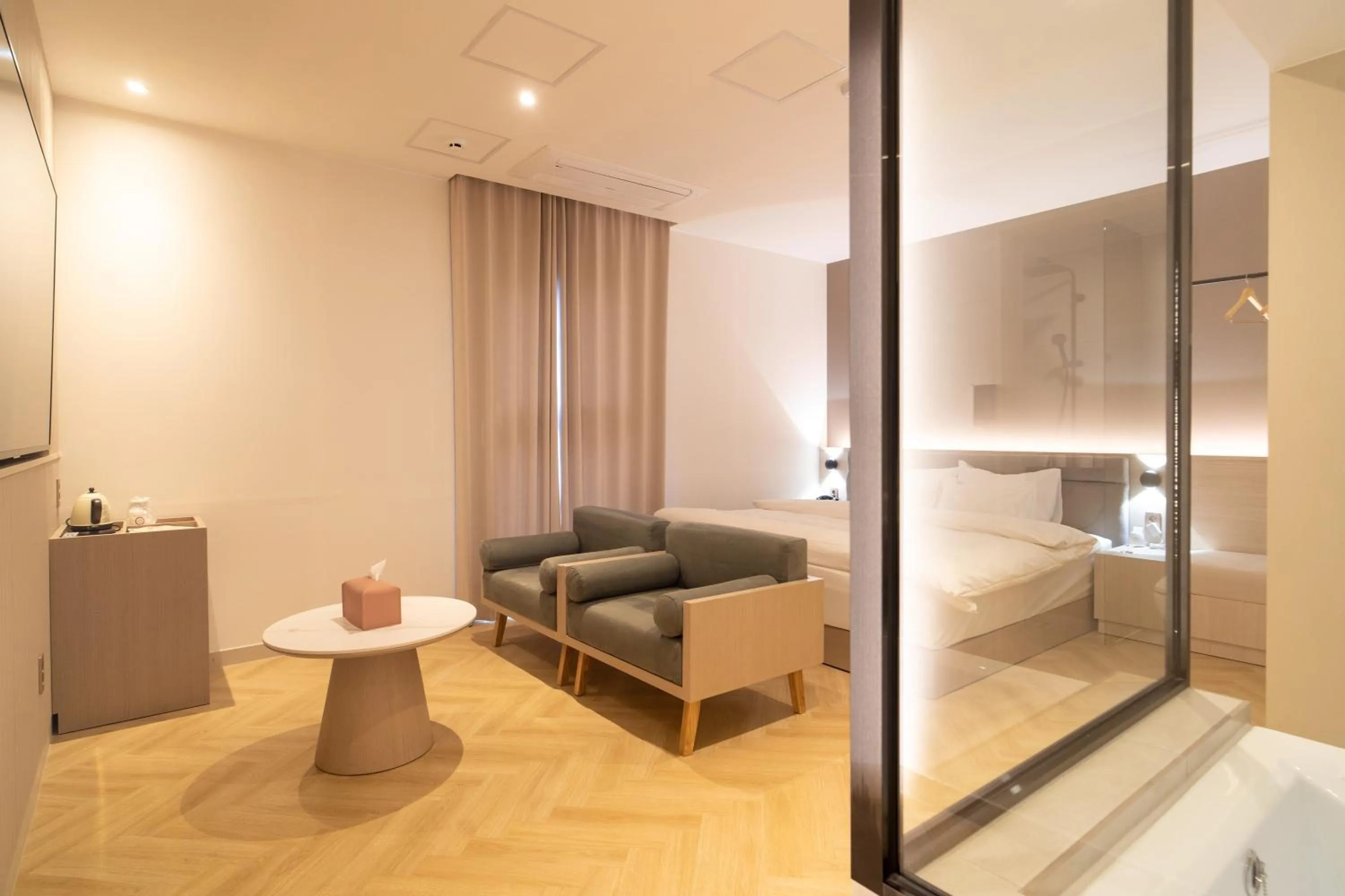 Photo of the whole room in '사용x' 클릭금지 Goyang Hotel Yuji