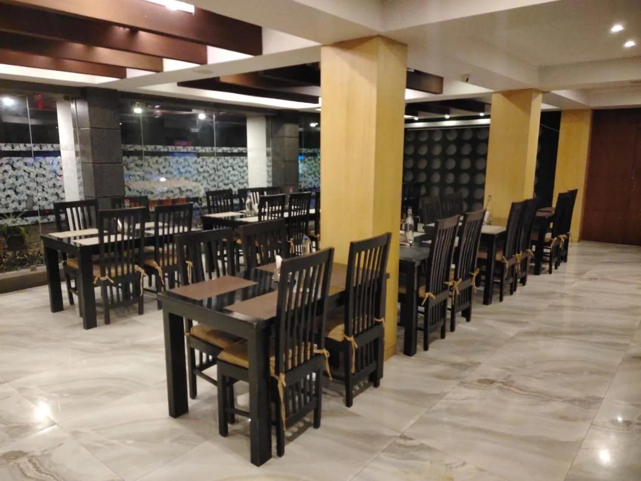 Restaurant/places to eat in Hotel S R Castle