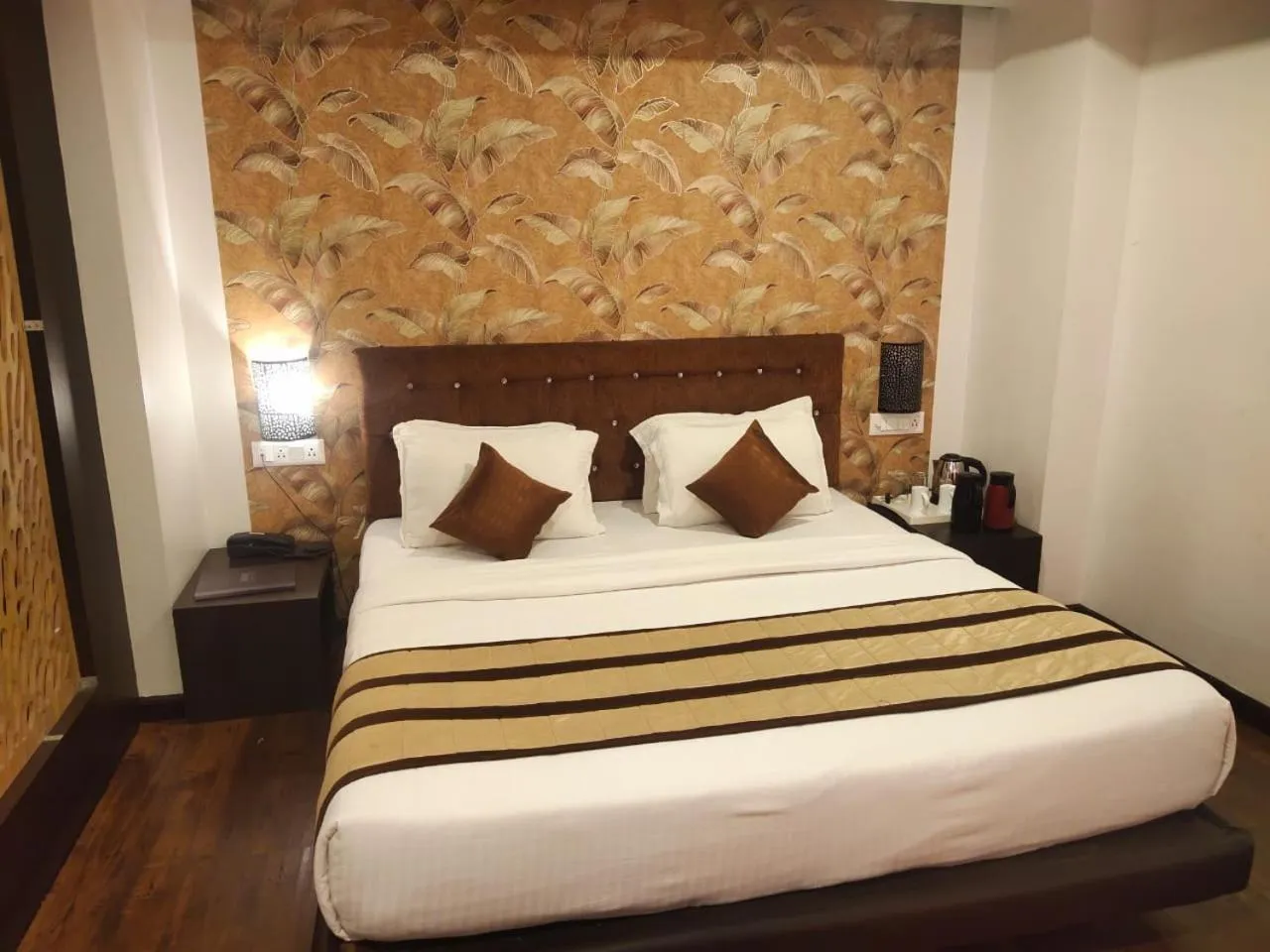 Bedroom, Bed in Hotel S R Castle