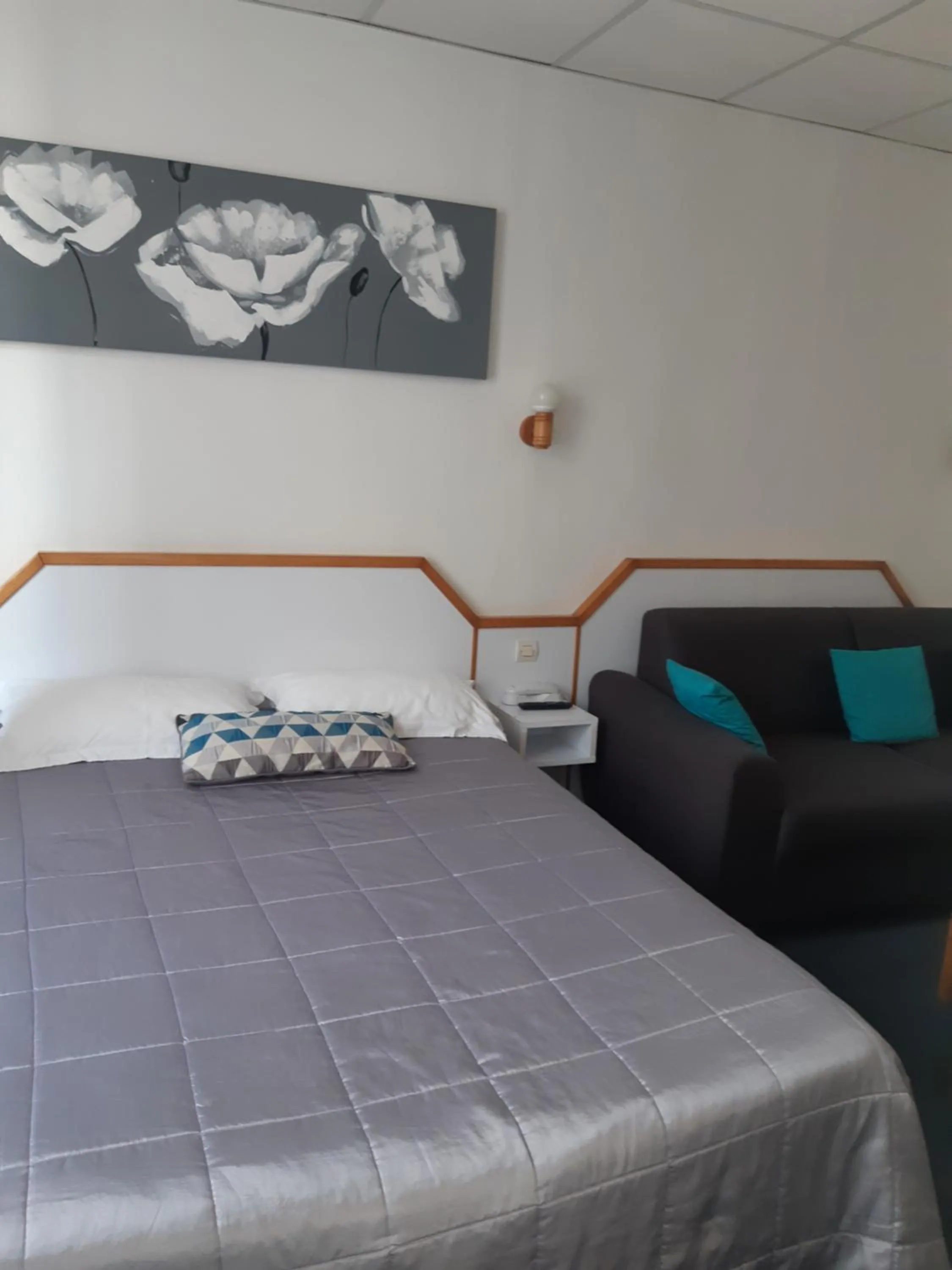 Bed in Hôtel de La Croix de Malte