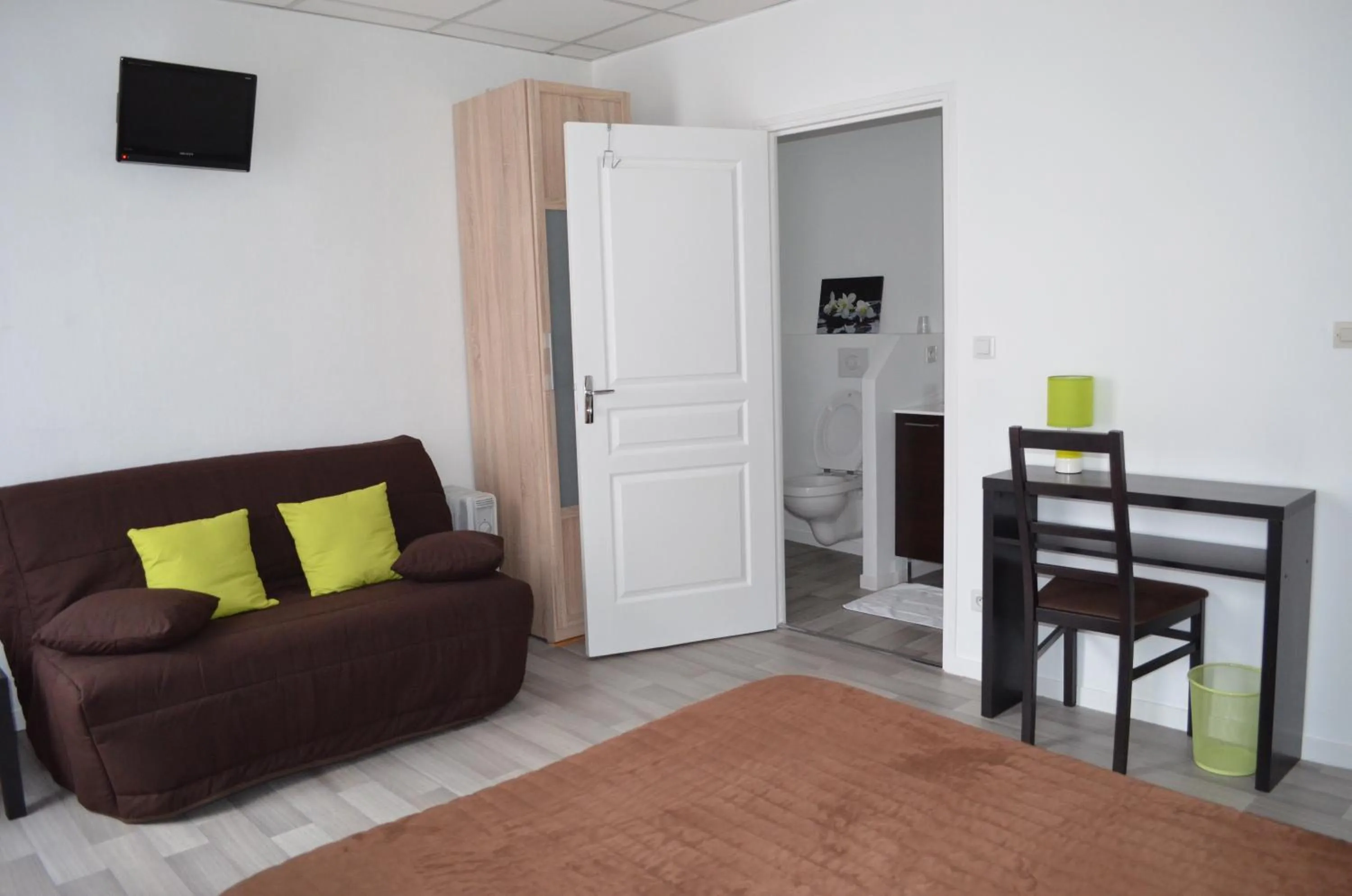 TV and multimedia in Hôtel de La Croix de Malte