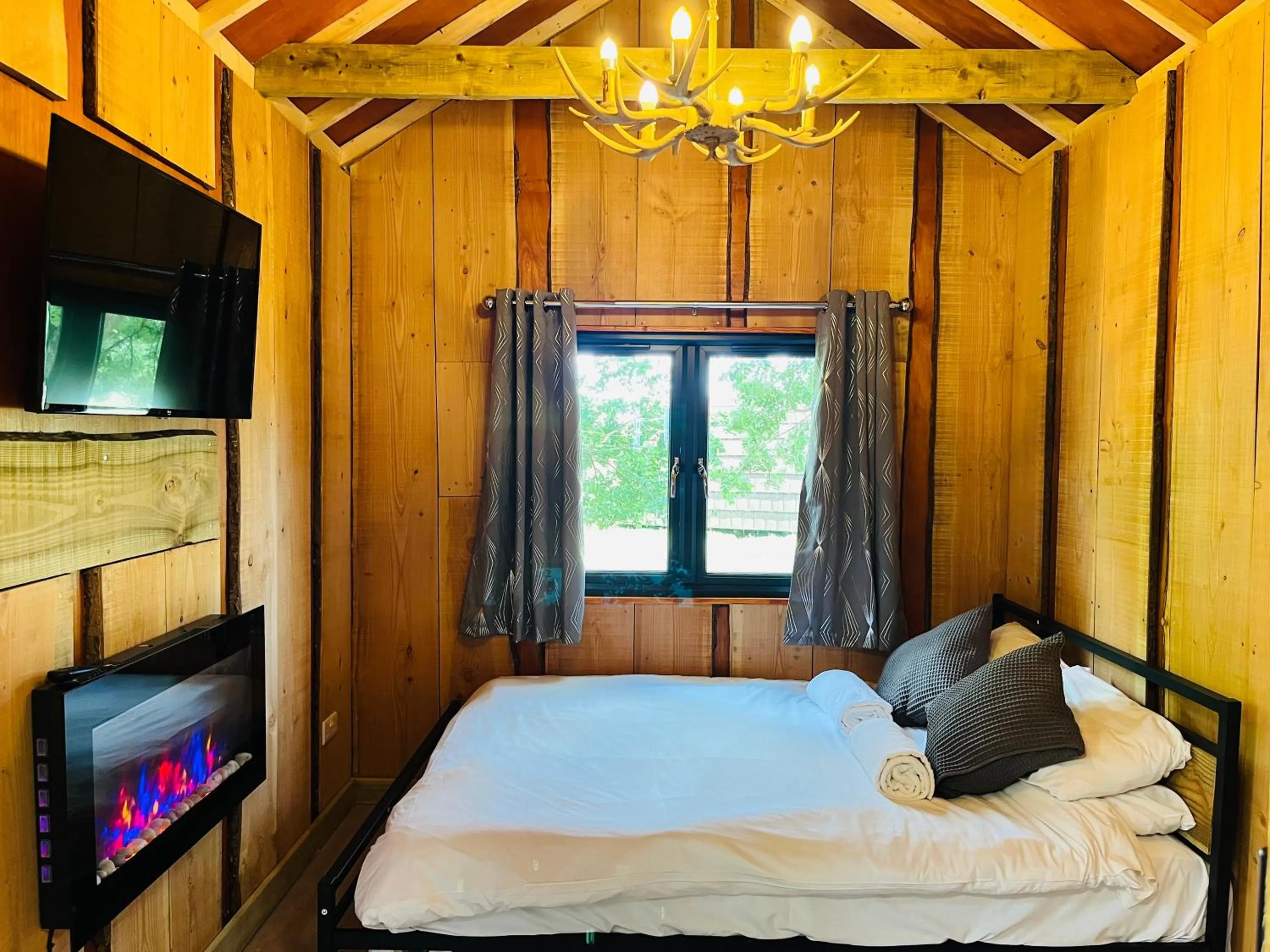 Bed in Wall Eden Farm - Luxury Log Cabins and Glamping
