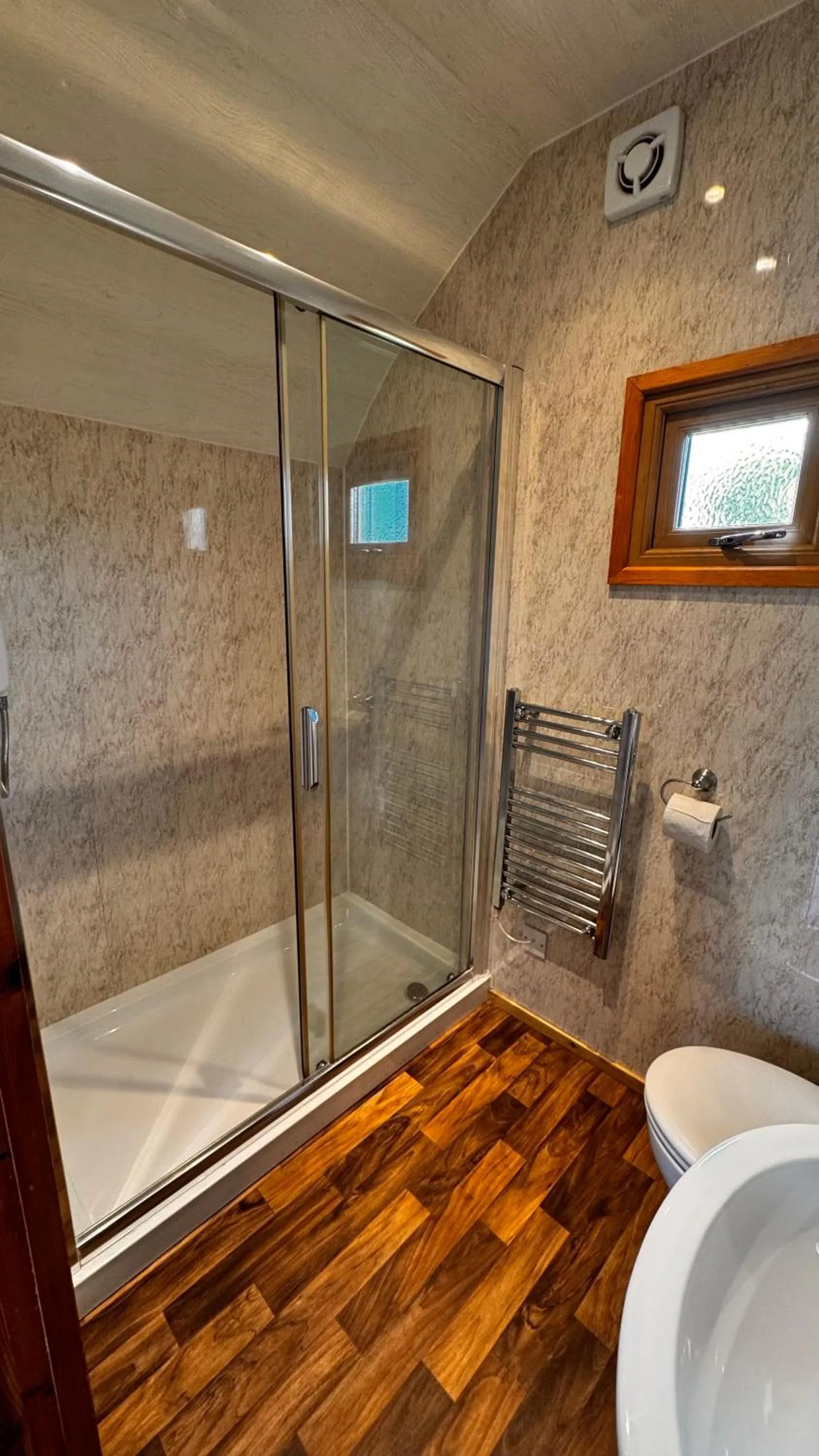 Shower in Wall Eden Farm - Luxury Log Cabins and Glamping