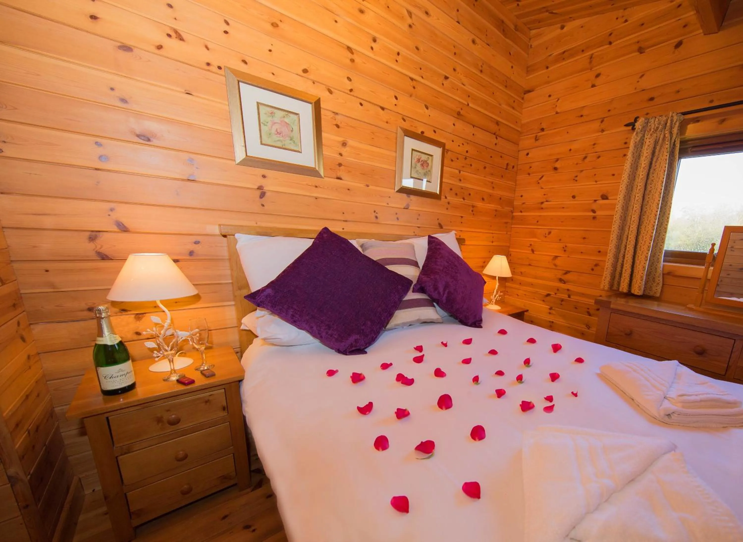 Bedroom, Bed in Wall Eden Farm - Luxury Log Cabins and Glamping