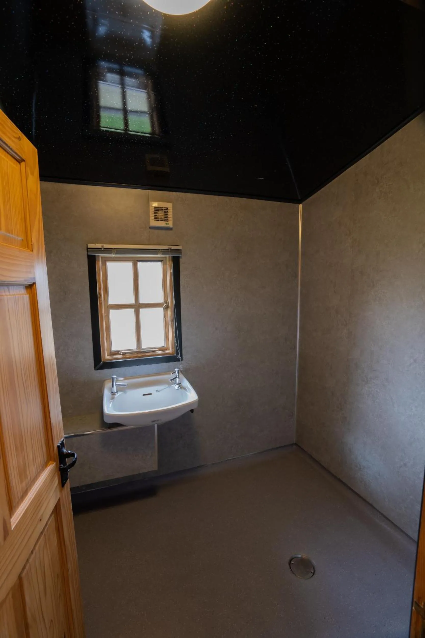 Shower in Wall Eden Farm - Luxury Log Cabins and Glamping