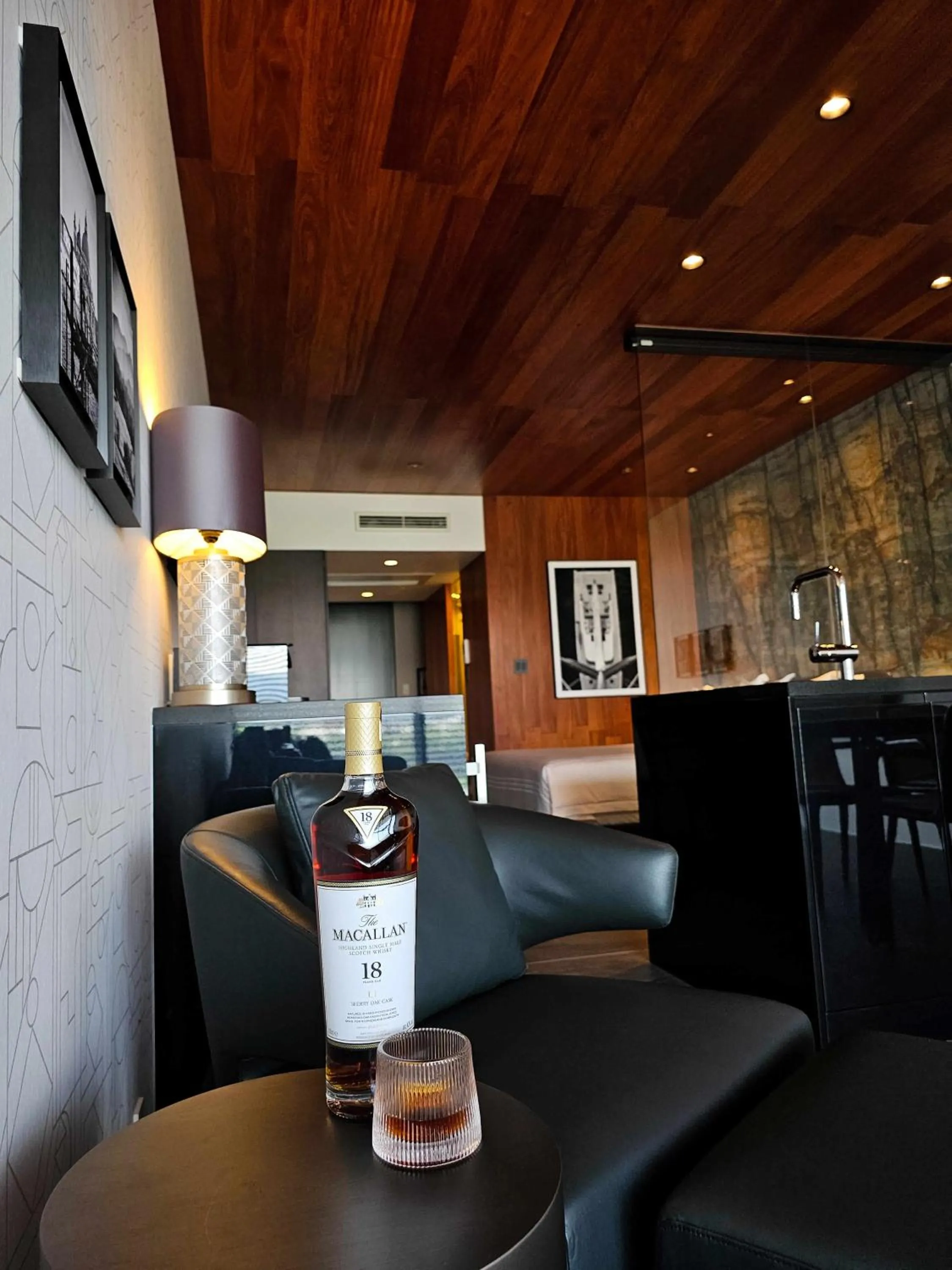 Living room in Kamo Residences by Reflections