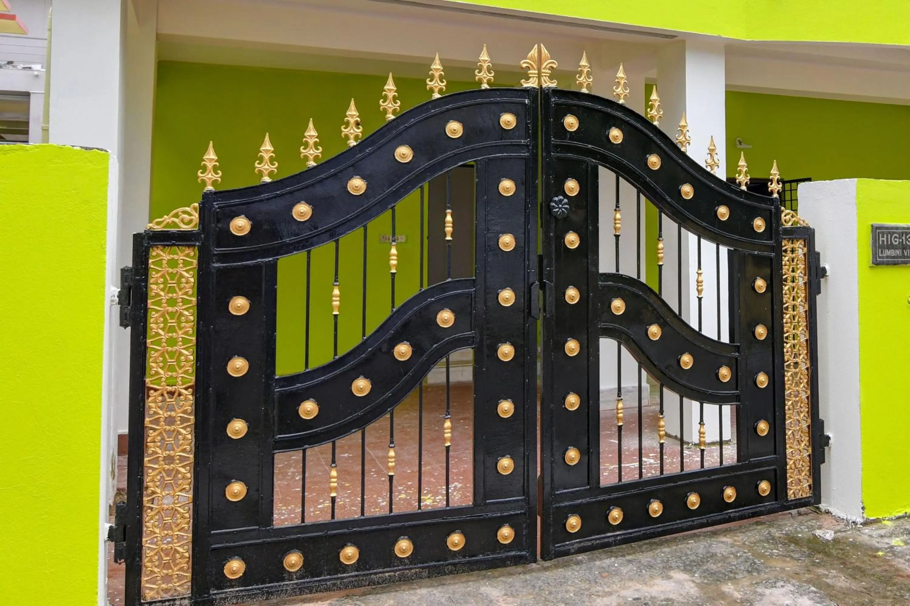 Facade/entrance in Hotel O Heaven Inn