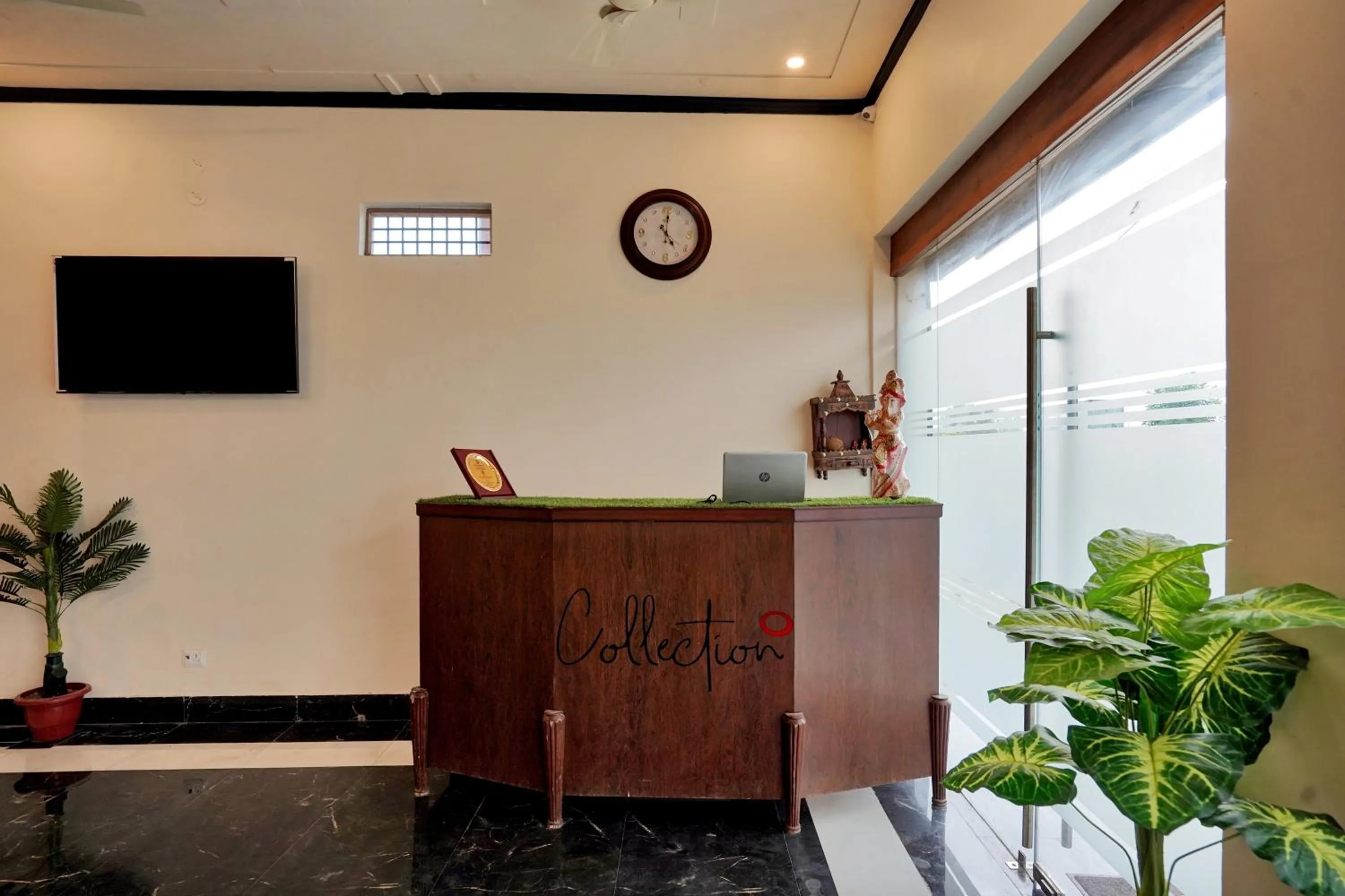 Lobby or reception in Collection O Trihans Mantion Hotel