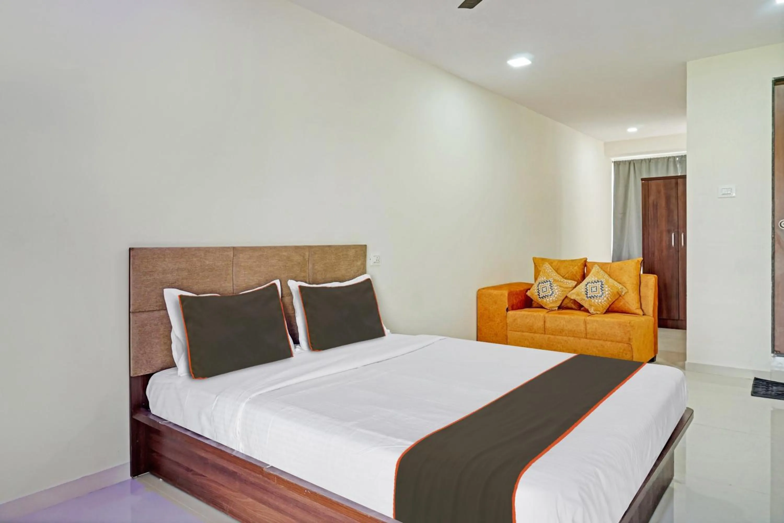 Facade/entrance, Bed in Collection O Rk Inn