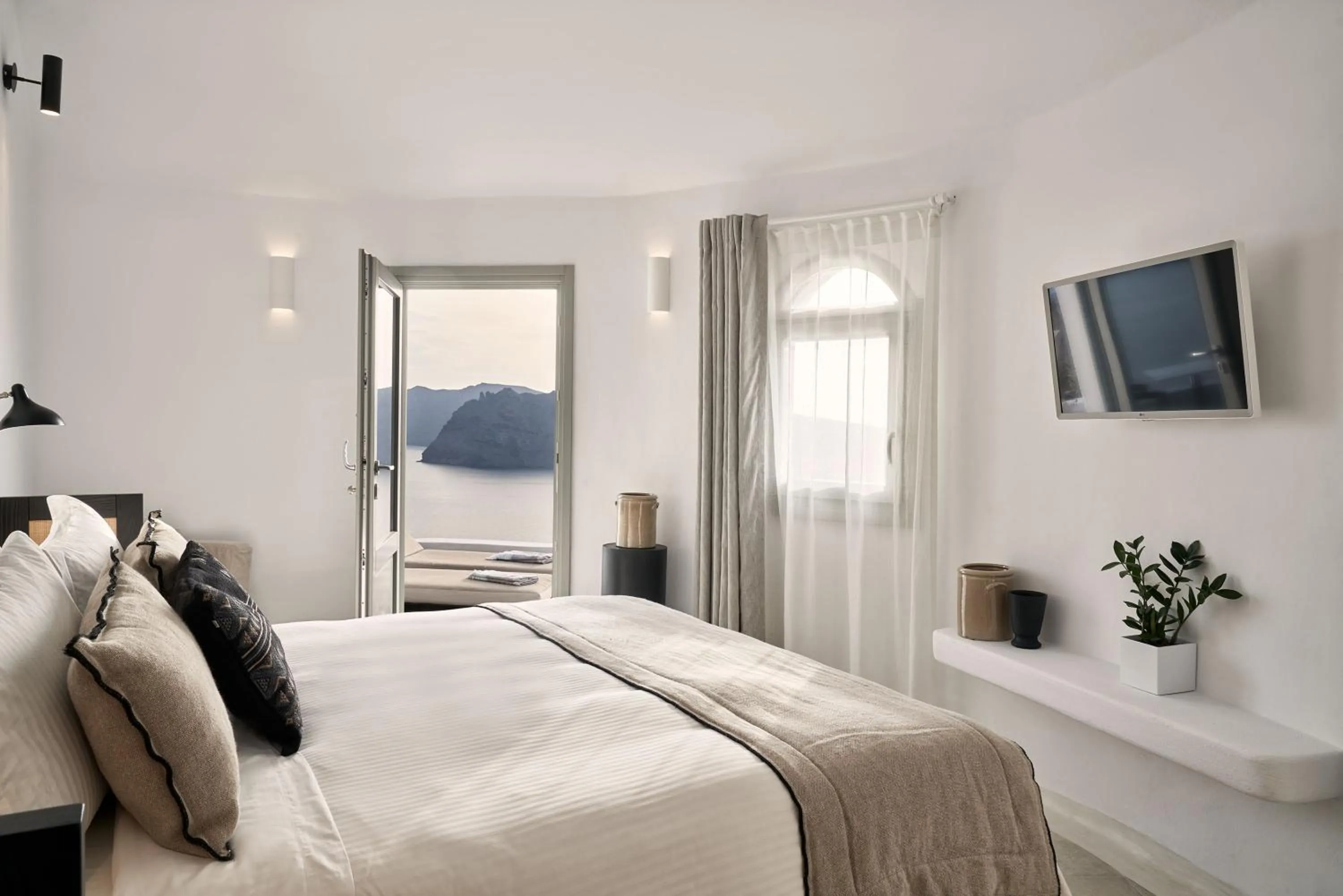 Photo of the whole room, Bed in Charisma Suites