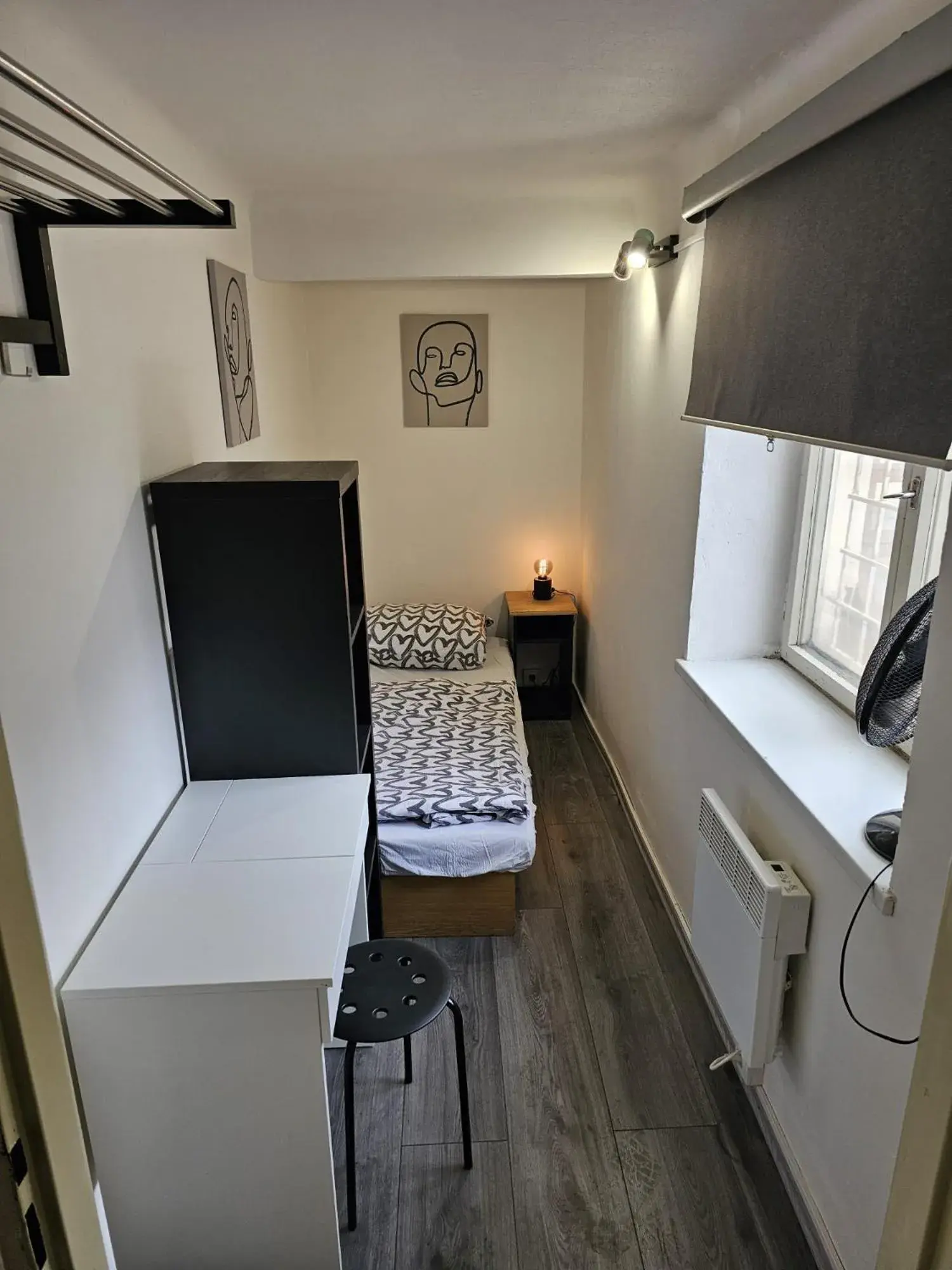 Single Room with Shared Shower and Toilet in A Plus Hostel - Centrum Single Room with Shared Shower and Toilet in A Plus Hostel - Centrum