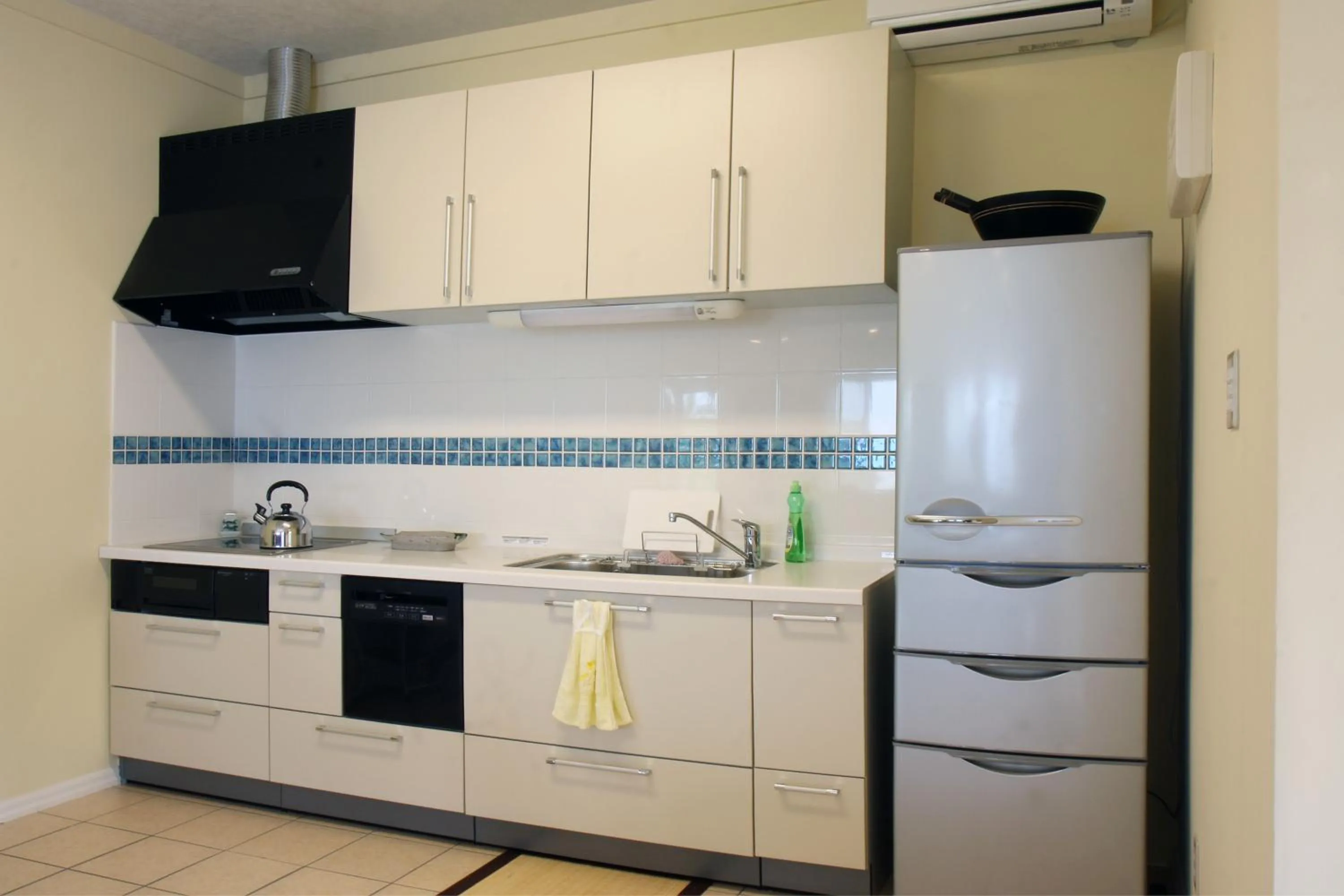 Kitchen or kitchenette in Tsundara Beach Retreat
