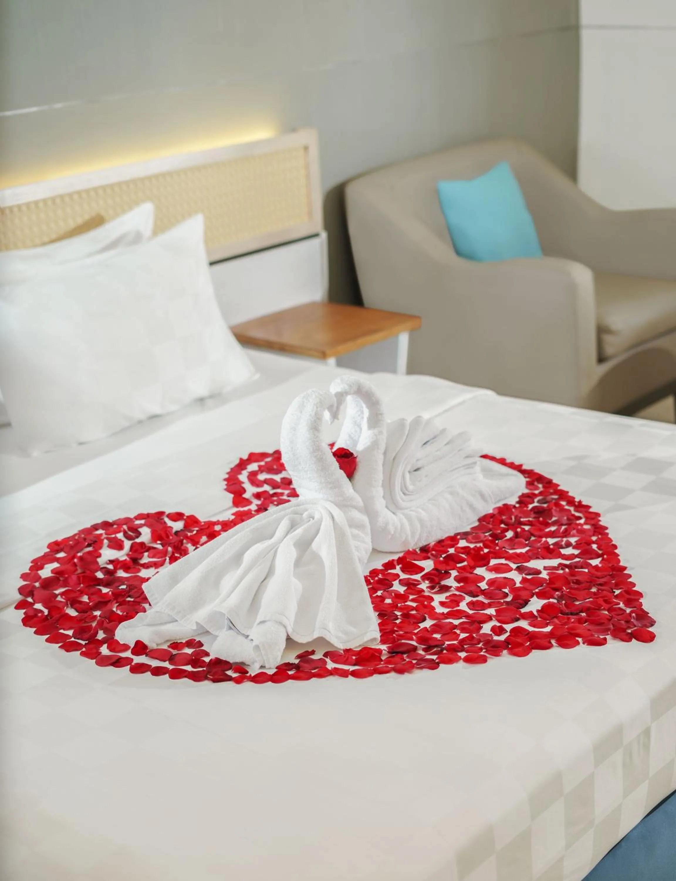 room service, Bed in Swiss-Belcourt Lombok