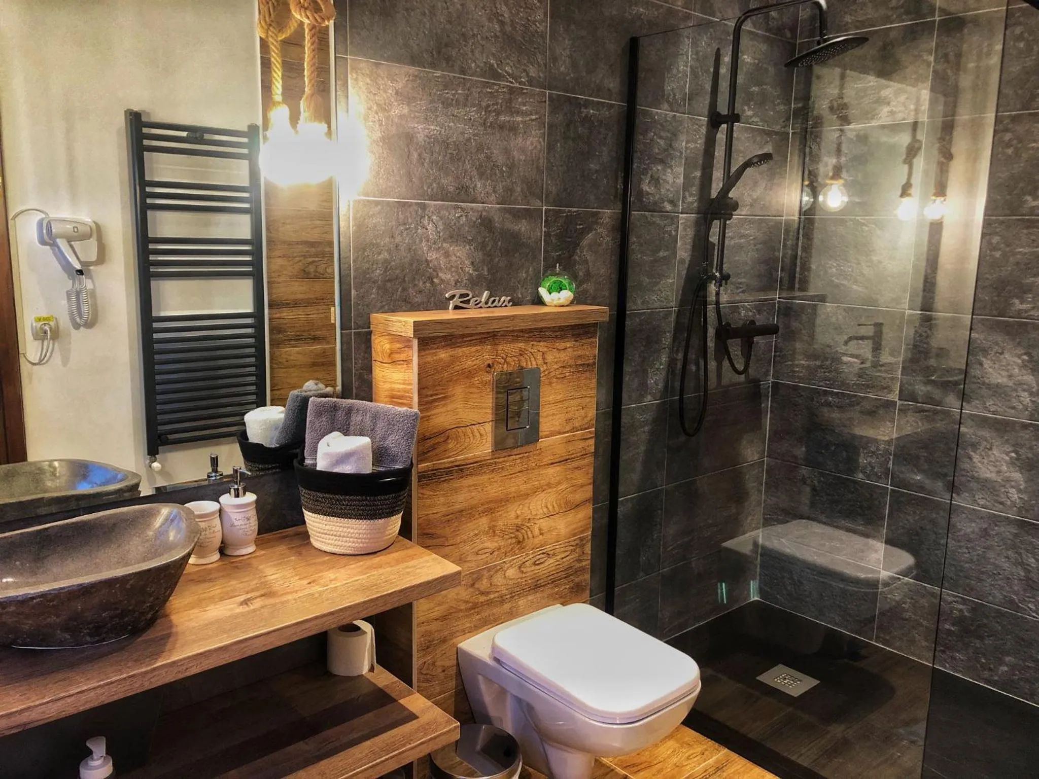 Shower in Casa Traian