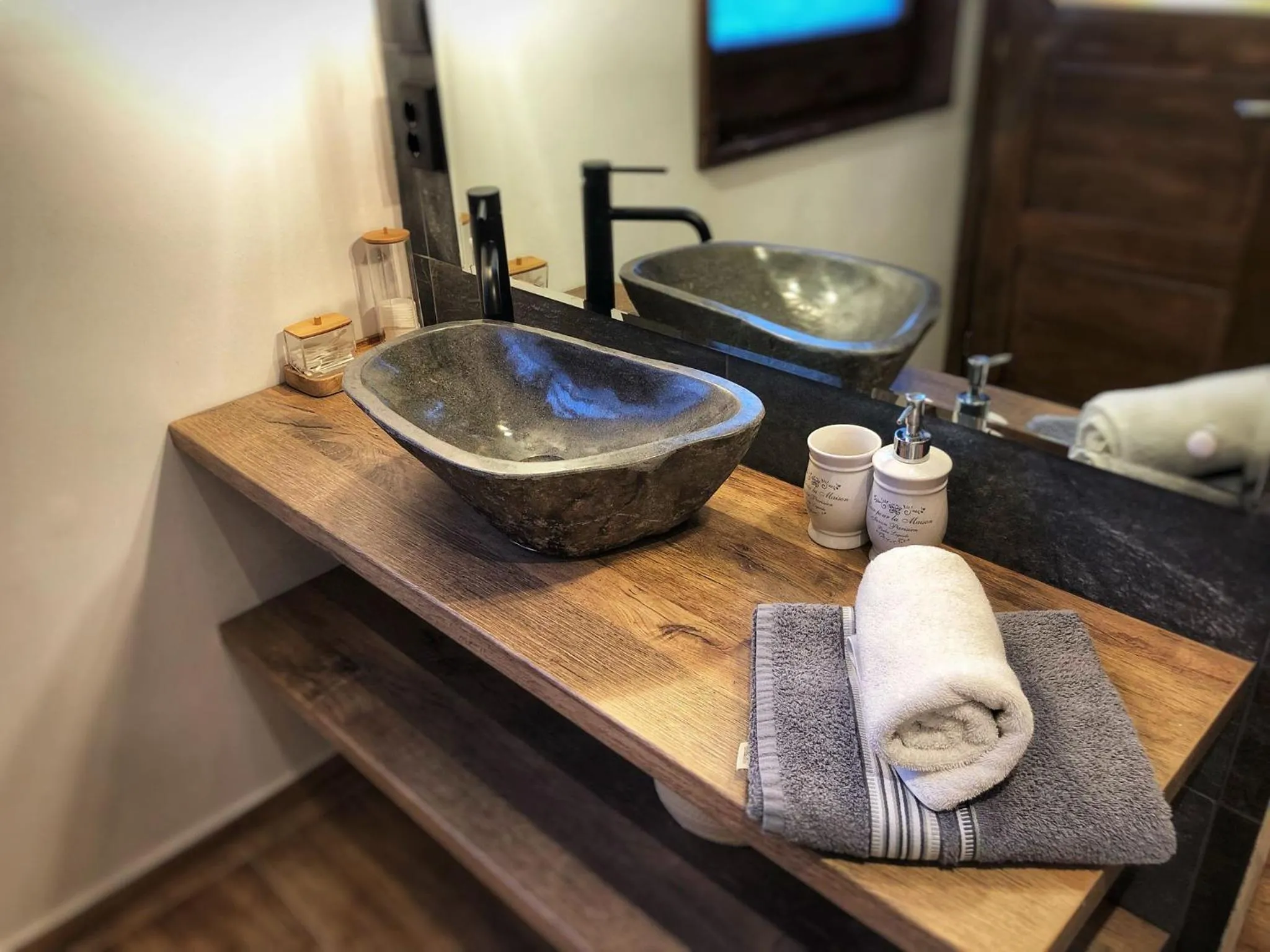 Shower in Casa Traian