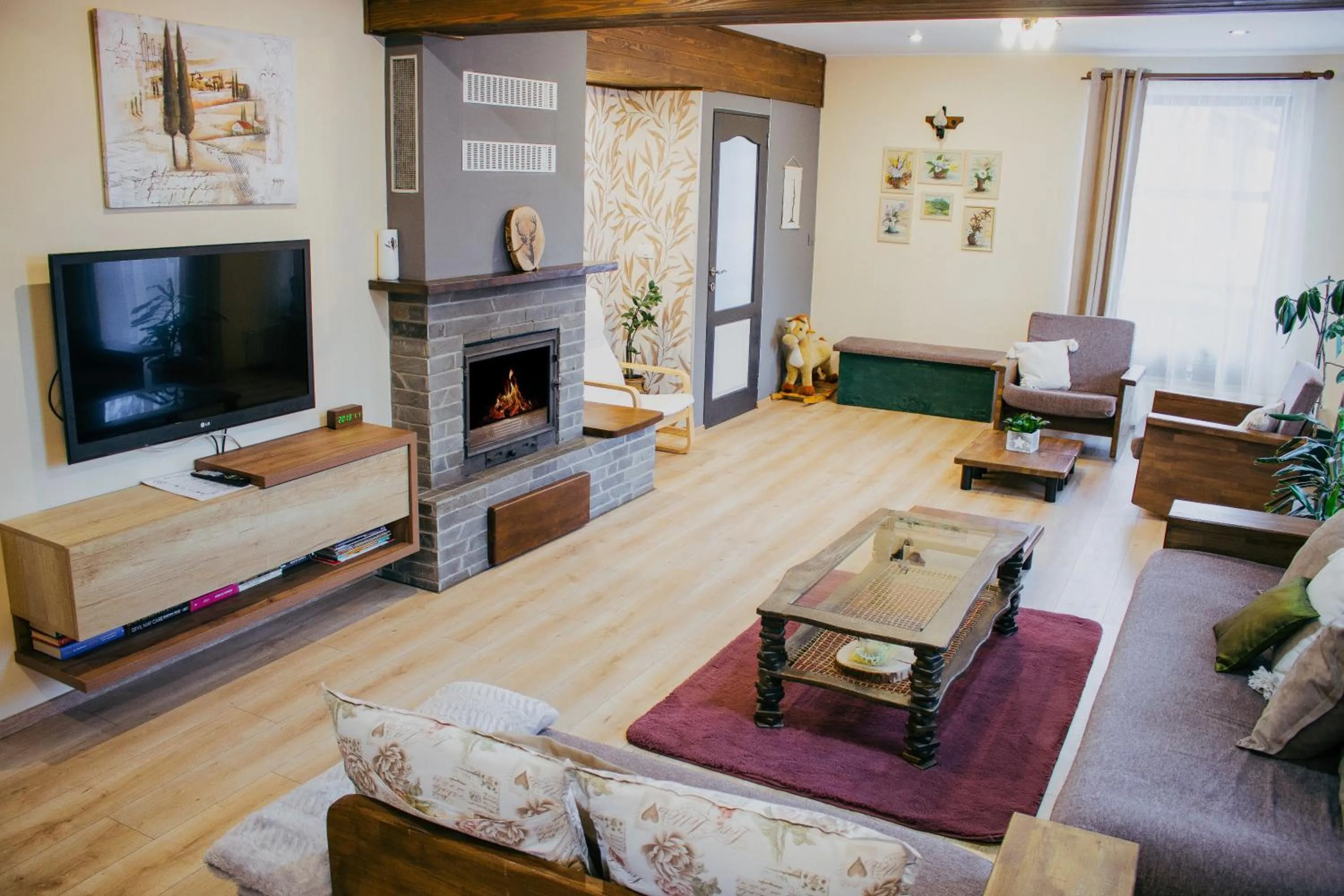 Communal lounge/ TV room in Casa Traian