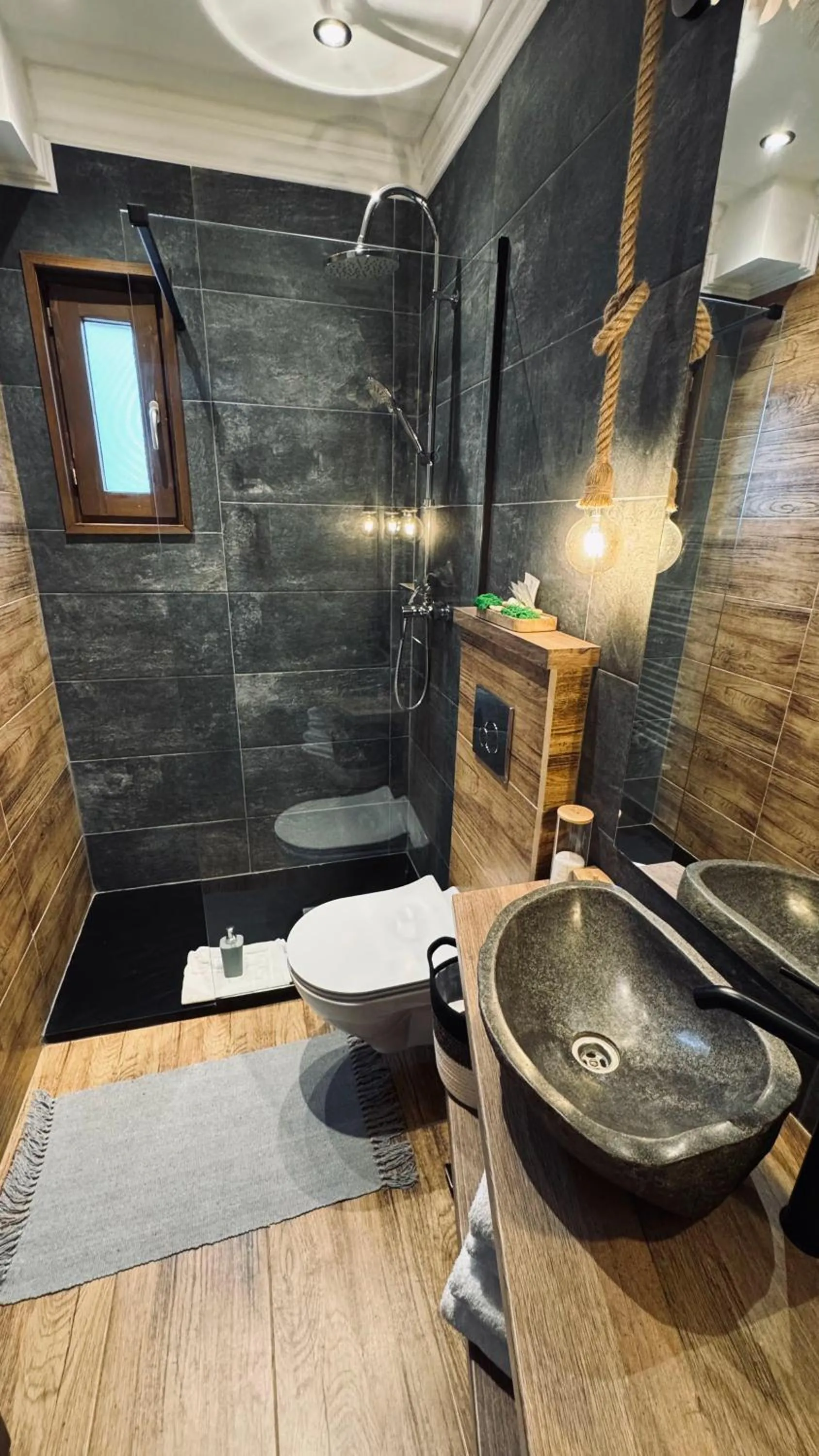 Shower in Casa Traian