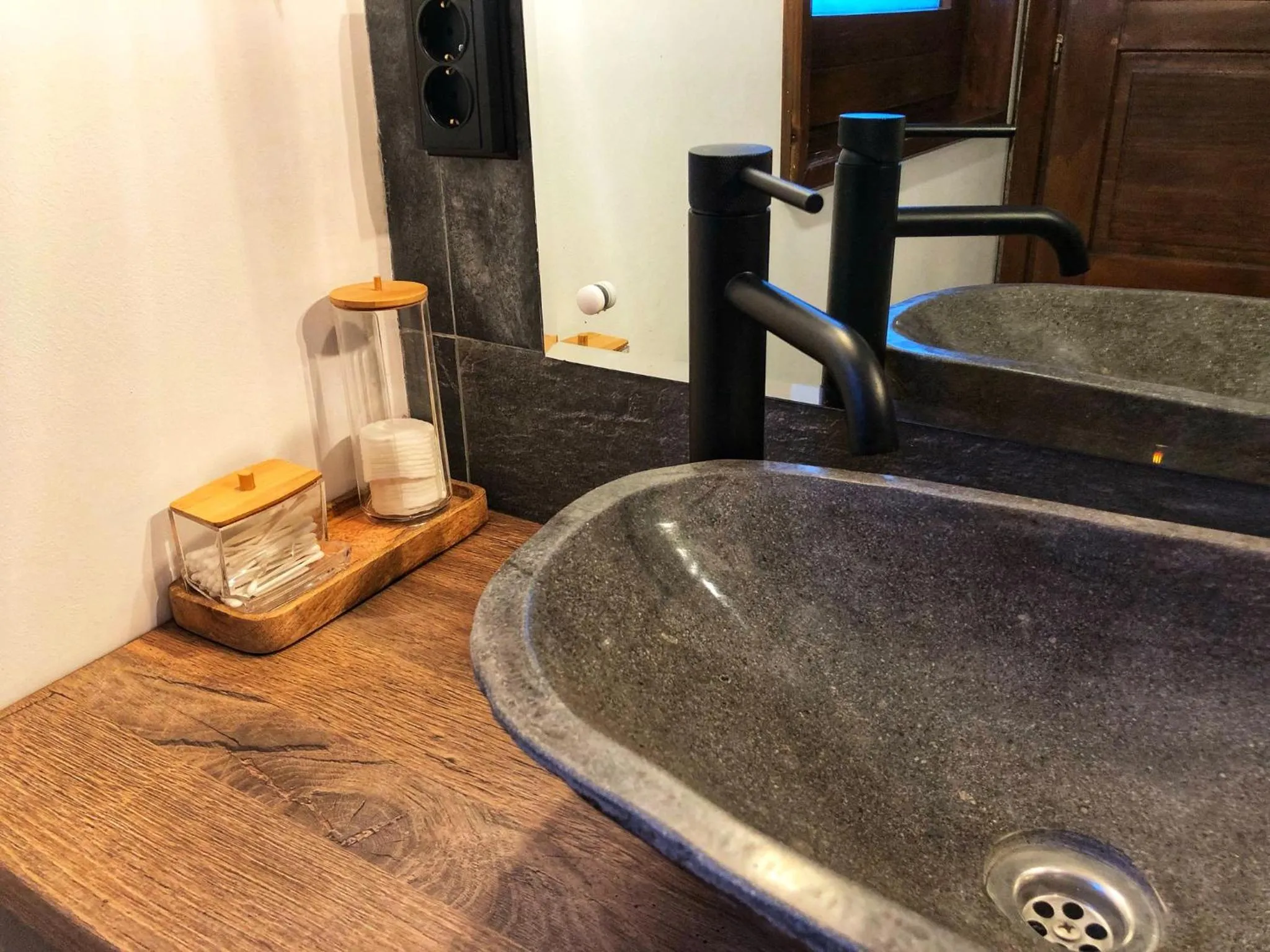 Shower in Casa Traian