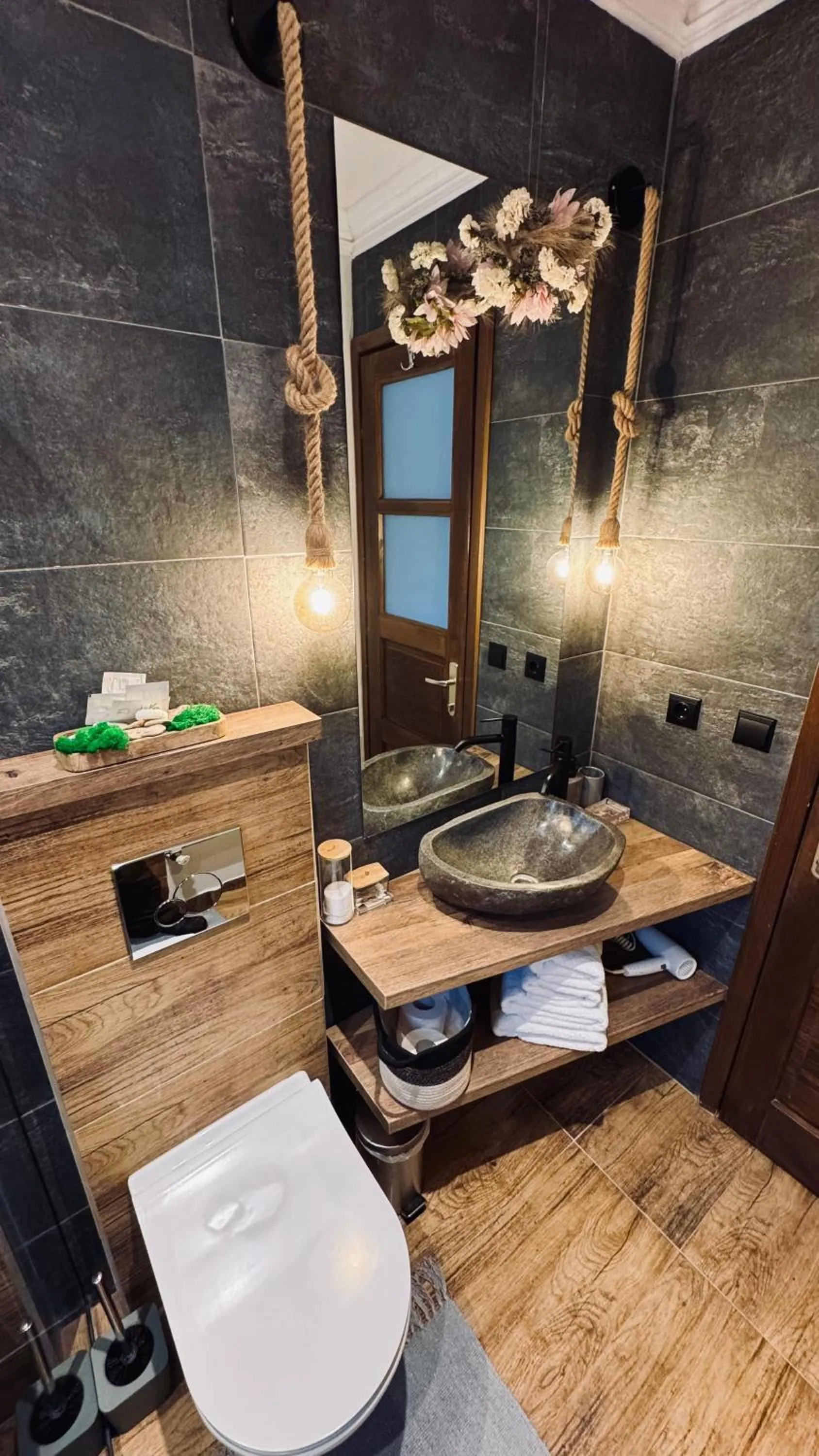 Shower in Casa Traian