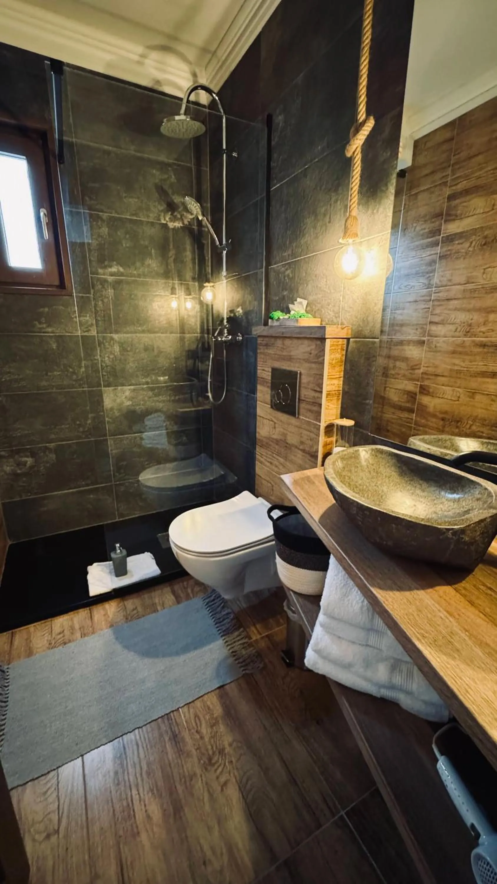 Shower in Casa Traian