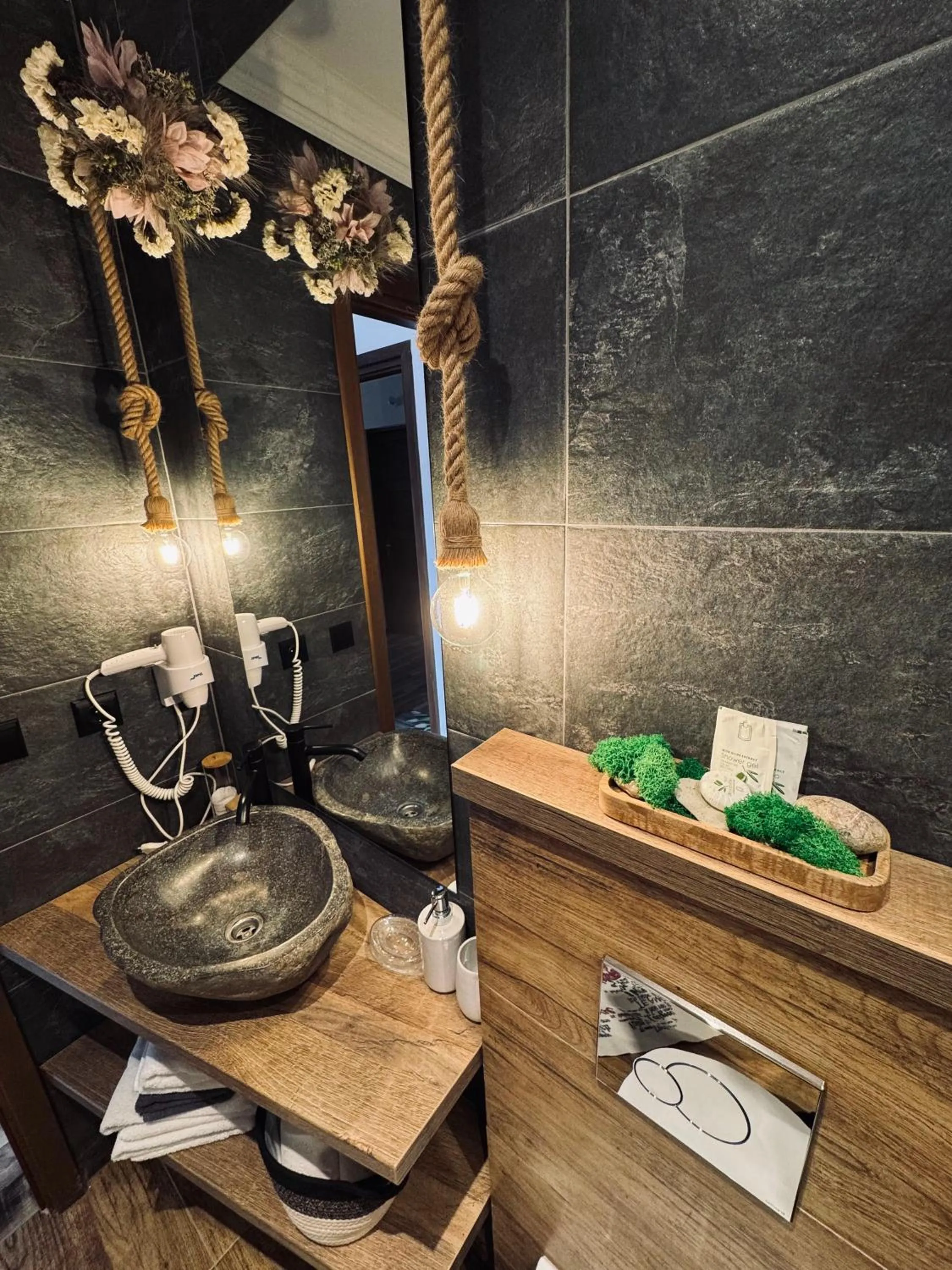 Shower in Casa Traian