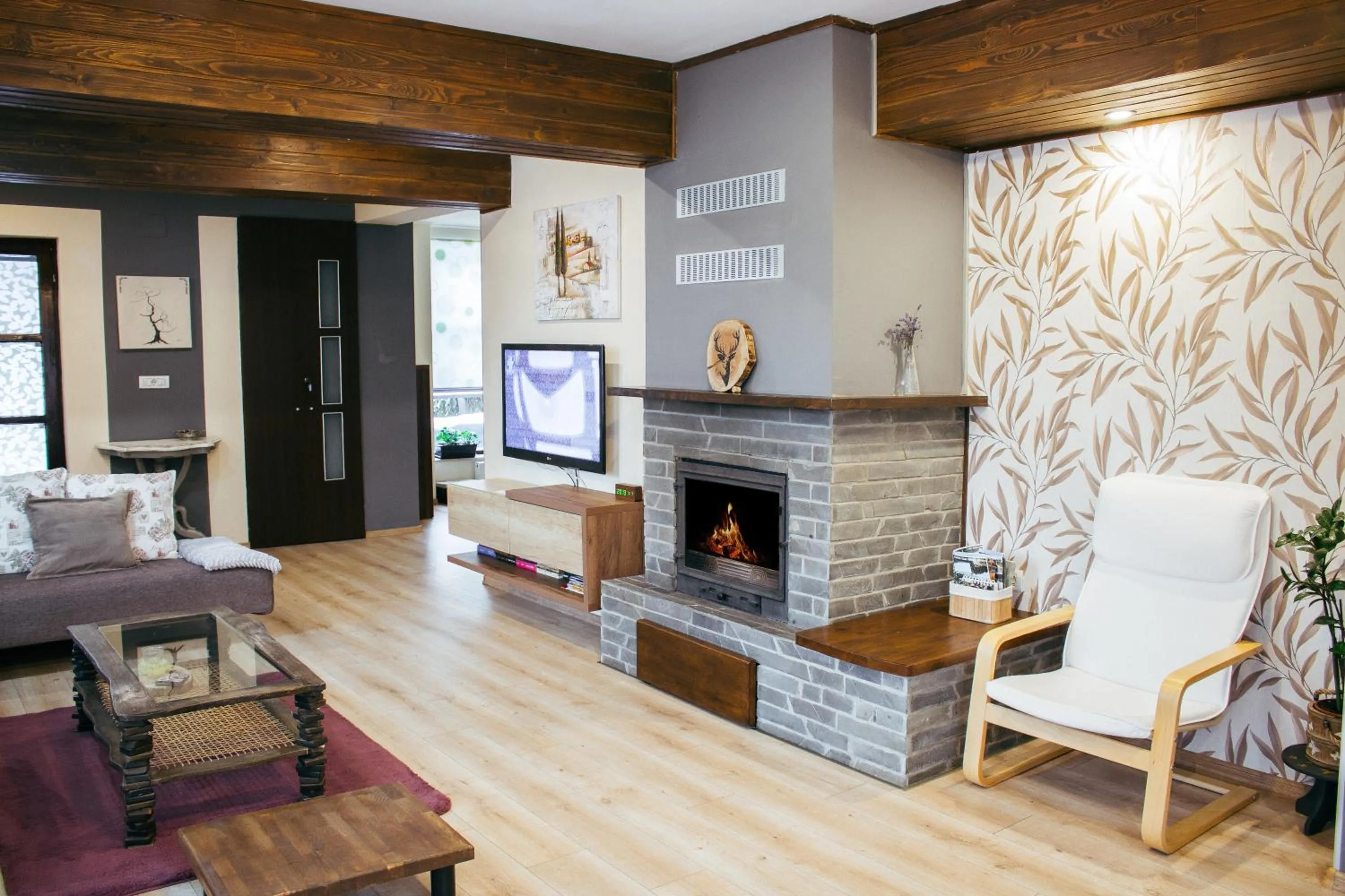 Communal lounge/ TV room in Casa Traian