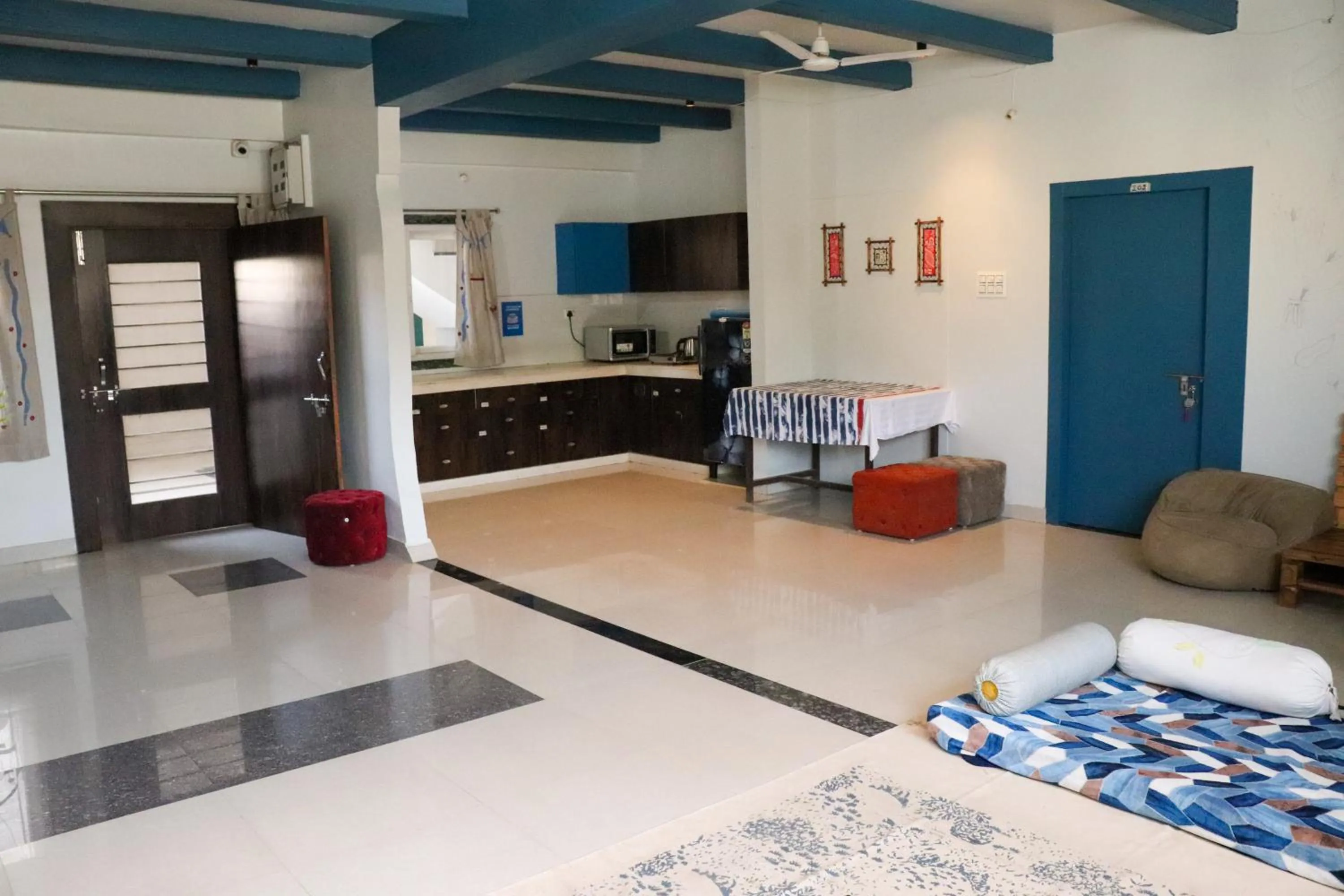 Kitchen or kitchenette, Bed in Blue Door