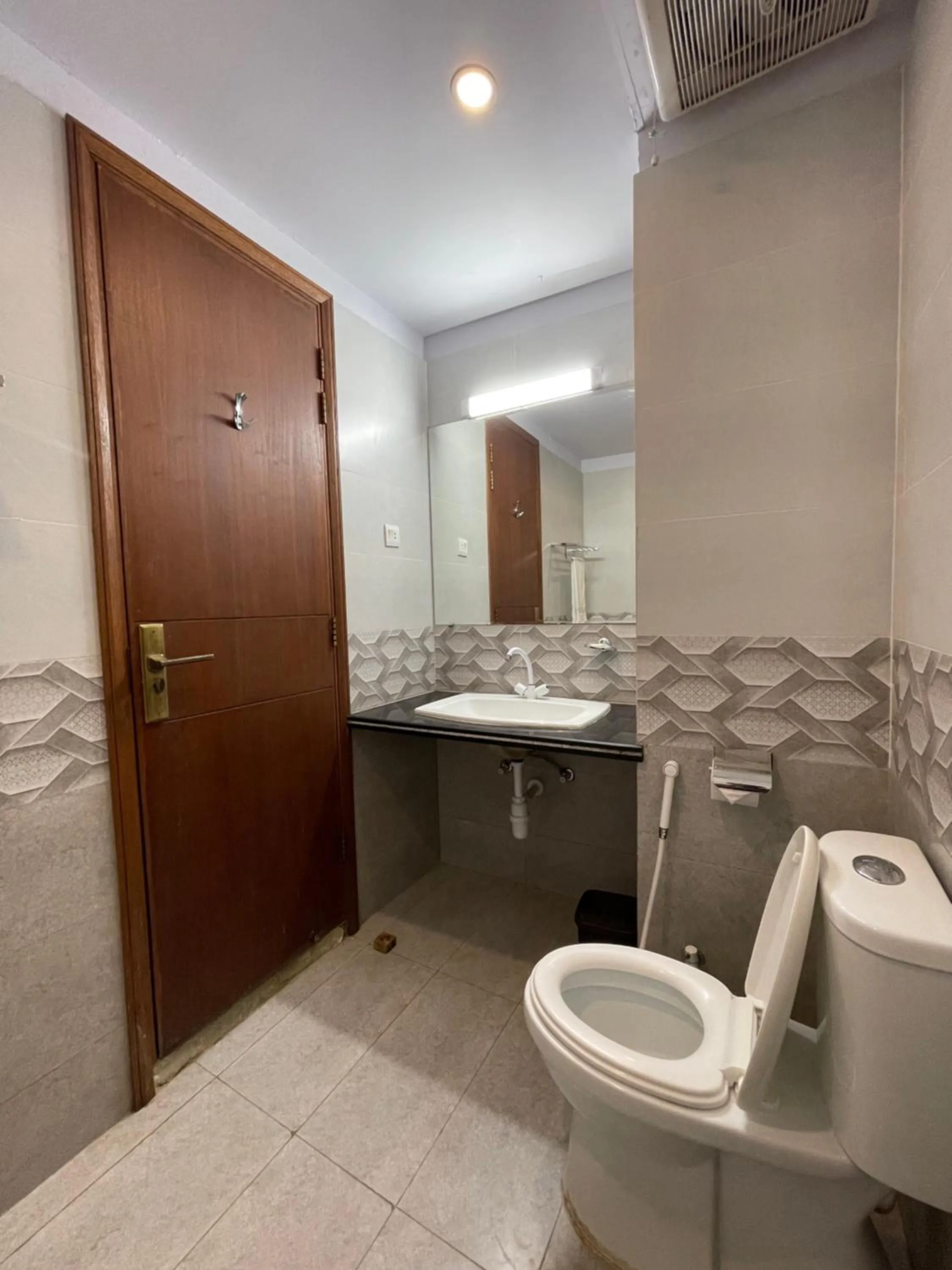 Toilet in Destination Beach Hotel by Dreamworld