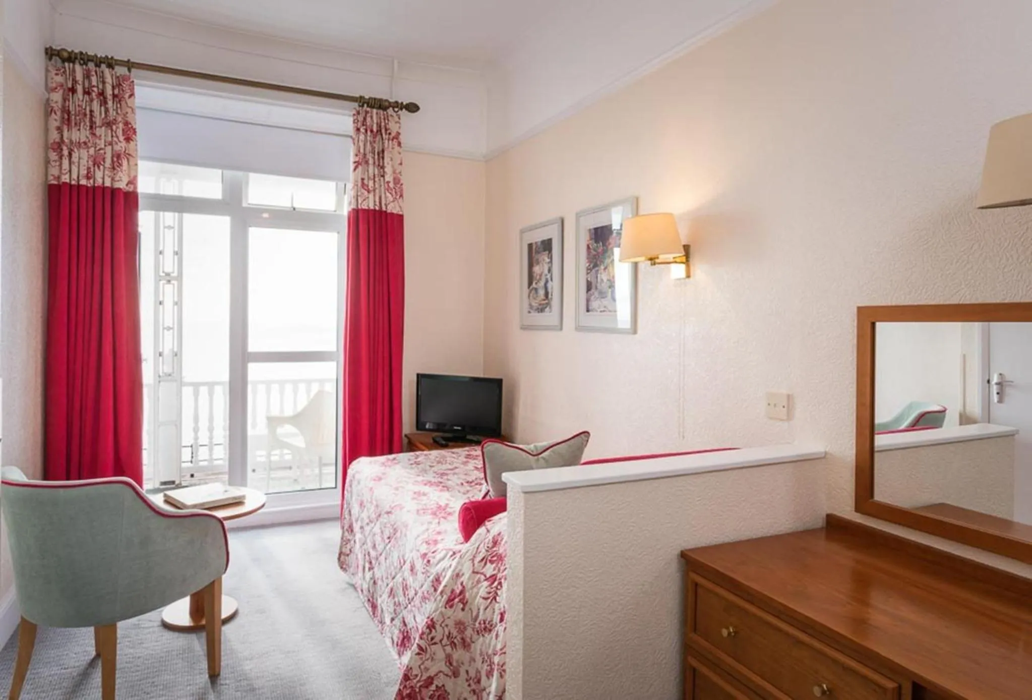 Deluxe Single Room with Balcony - single occupancy in Royal York & Faulkner Hotel